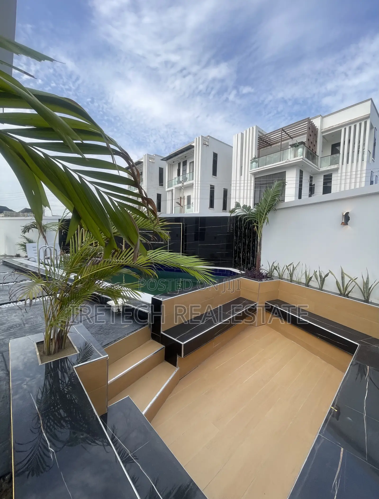 5bdrm Duplex in Orchid Road, Chevron for sale in Chevron