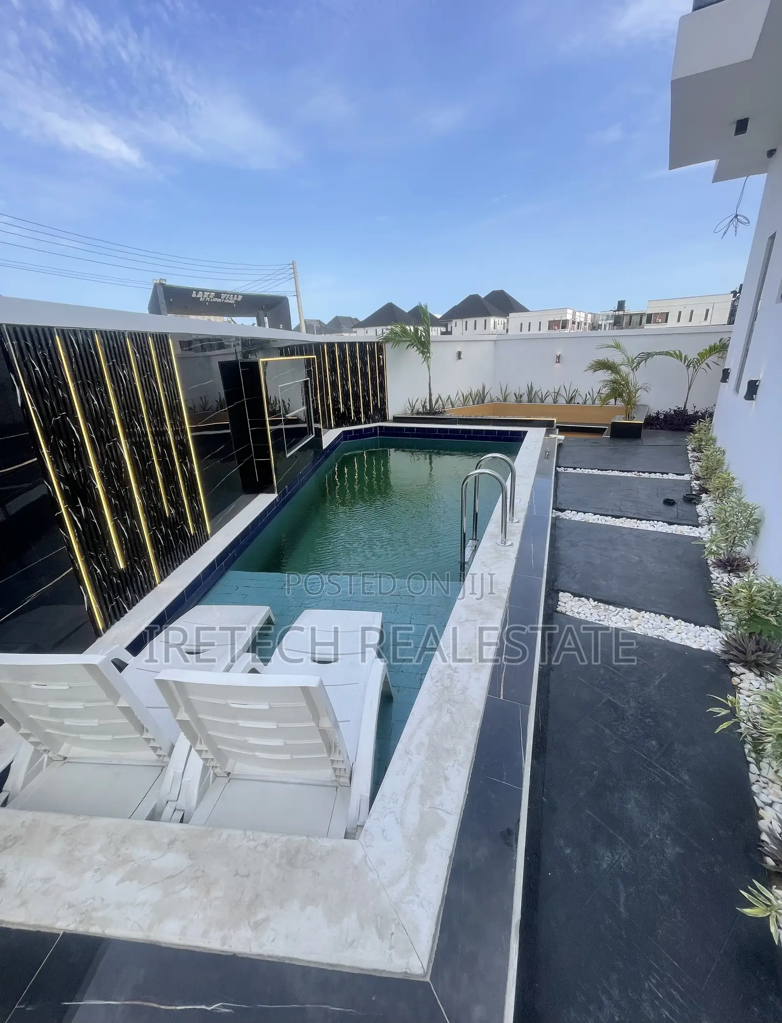 5bdrm Duplex in Orchid Road, Chevron for sale in Chevron
