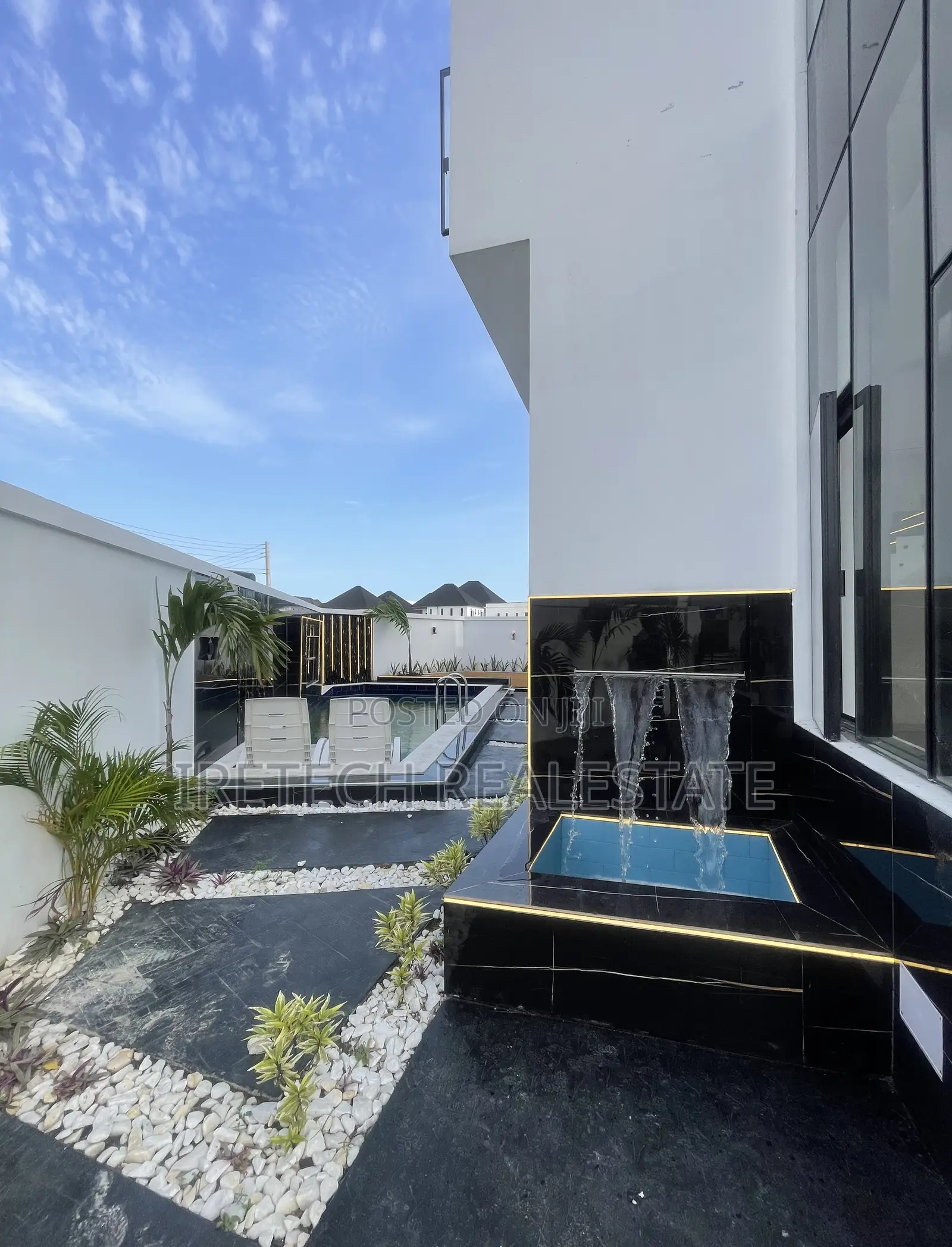 5bdrm Duplex in Orchid Road, Chevron for sale in Chevron