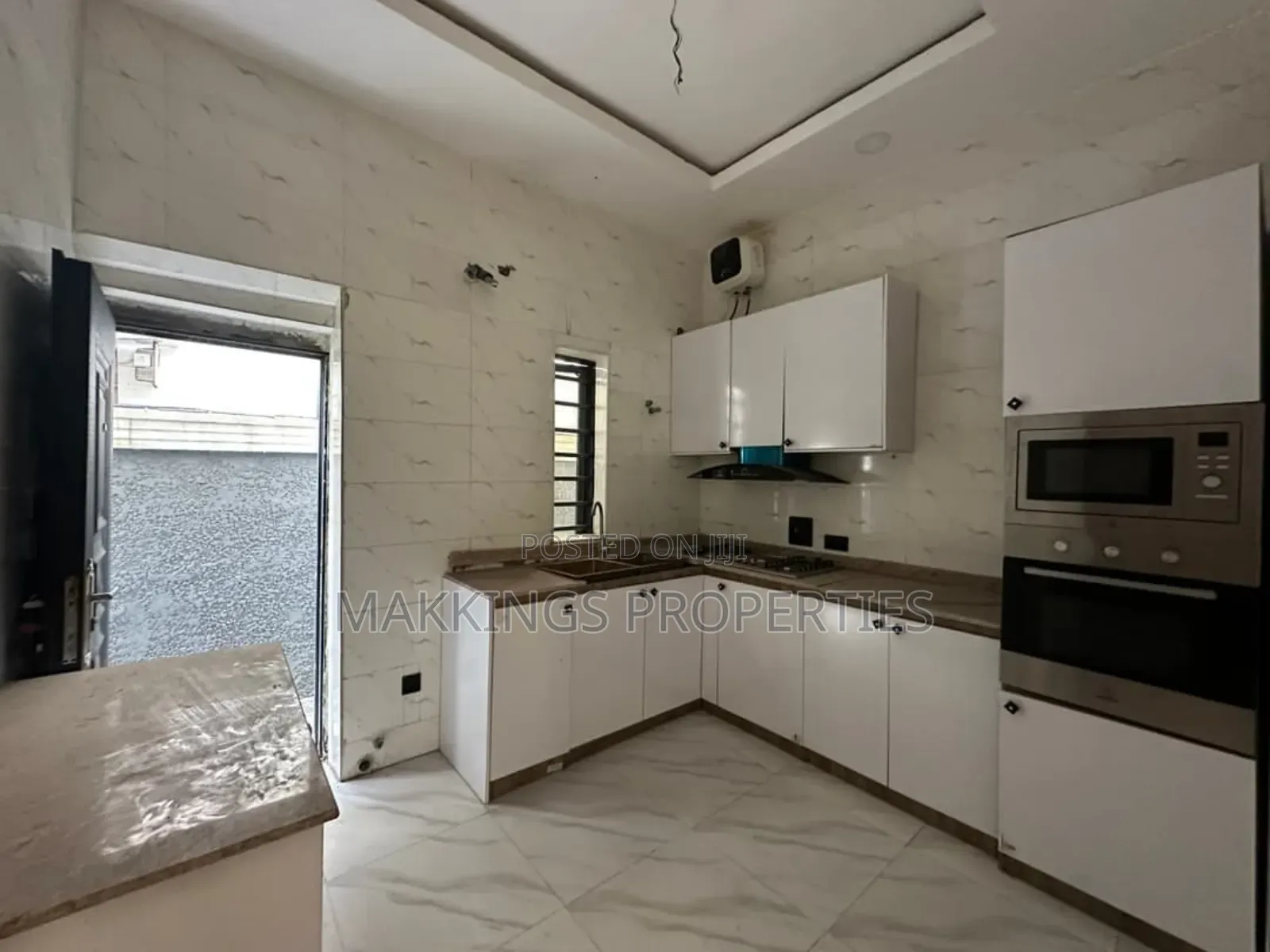 4bdrm Duplex in Chevron for rent in Chevron