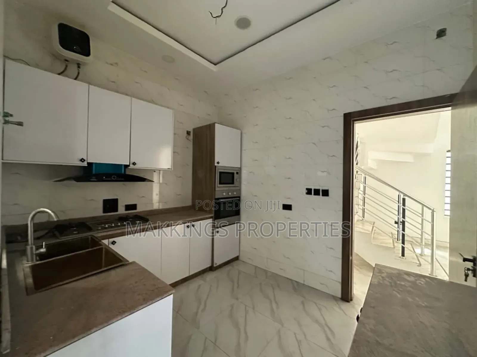 4bdrm Duplex in Chevron for rent in Chevron