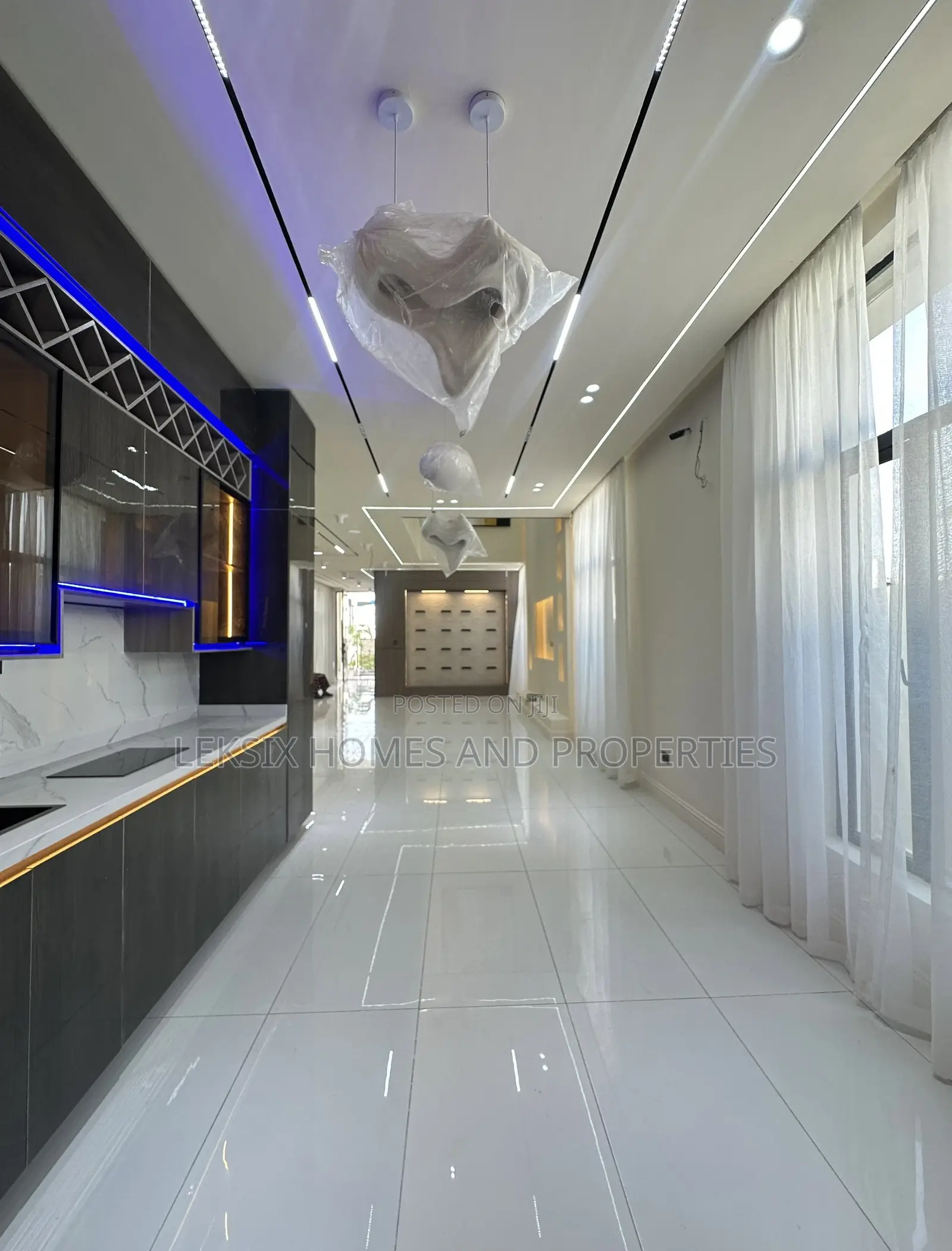 5bdrm Duplex in A Well Secured, Lekki Phase 2 for sale in Lekki Phase 2