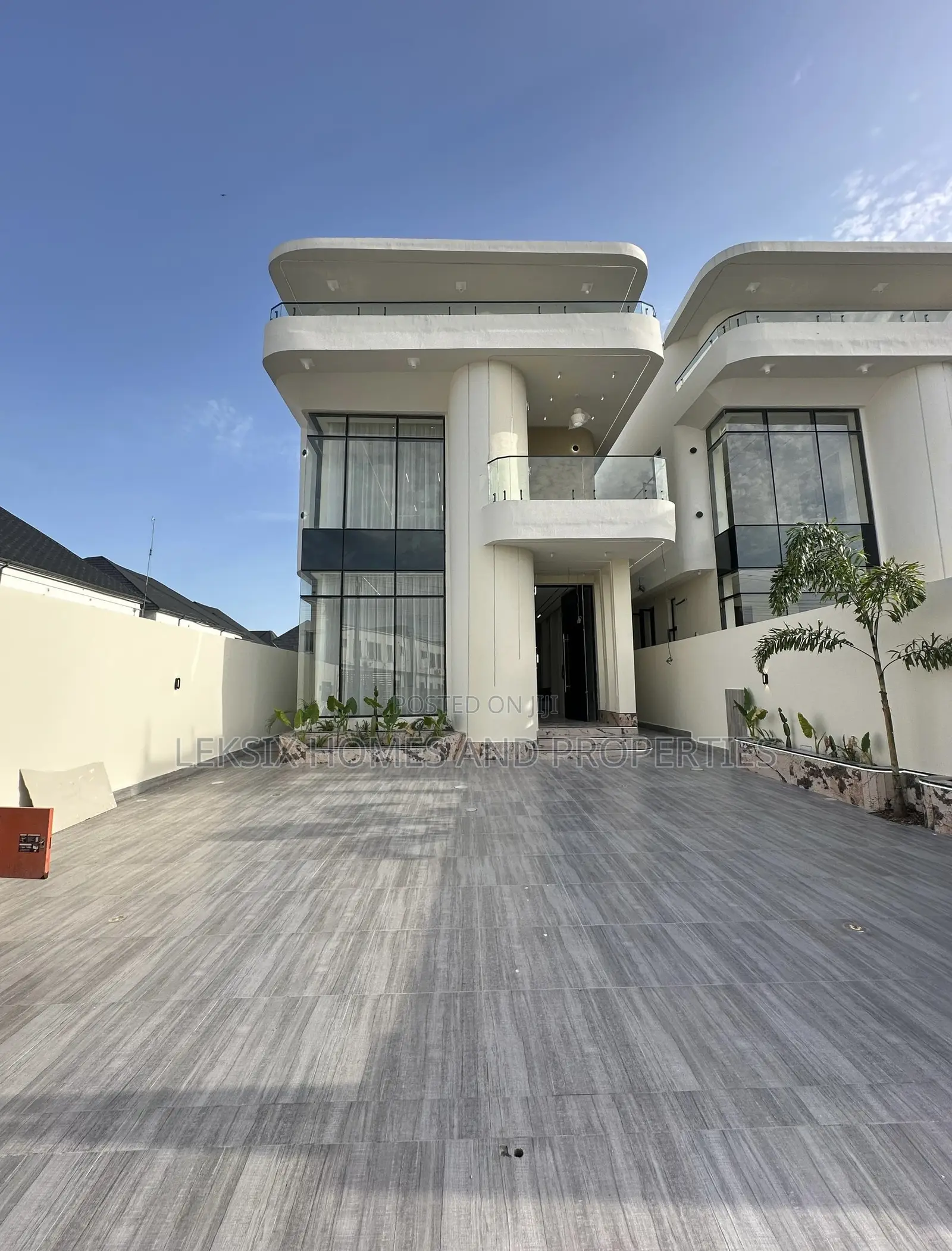5bdrm Duplex in A Well Secured, Lekki Phase 2 for sale in Lekki Phase 2