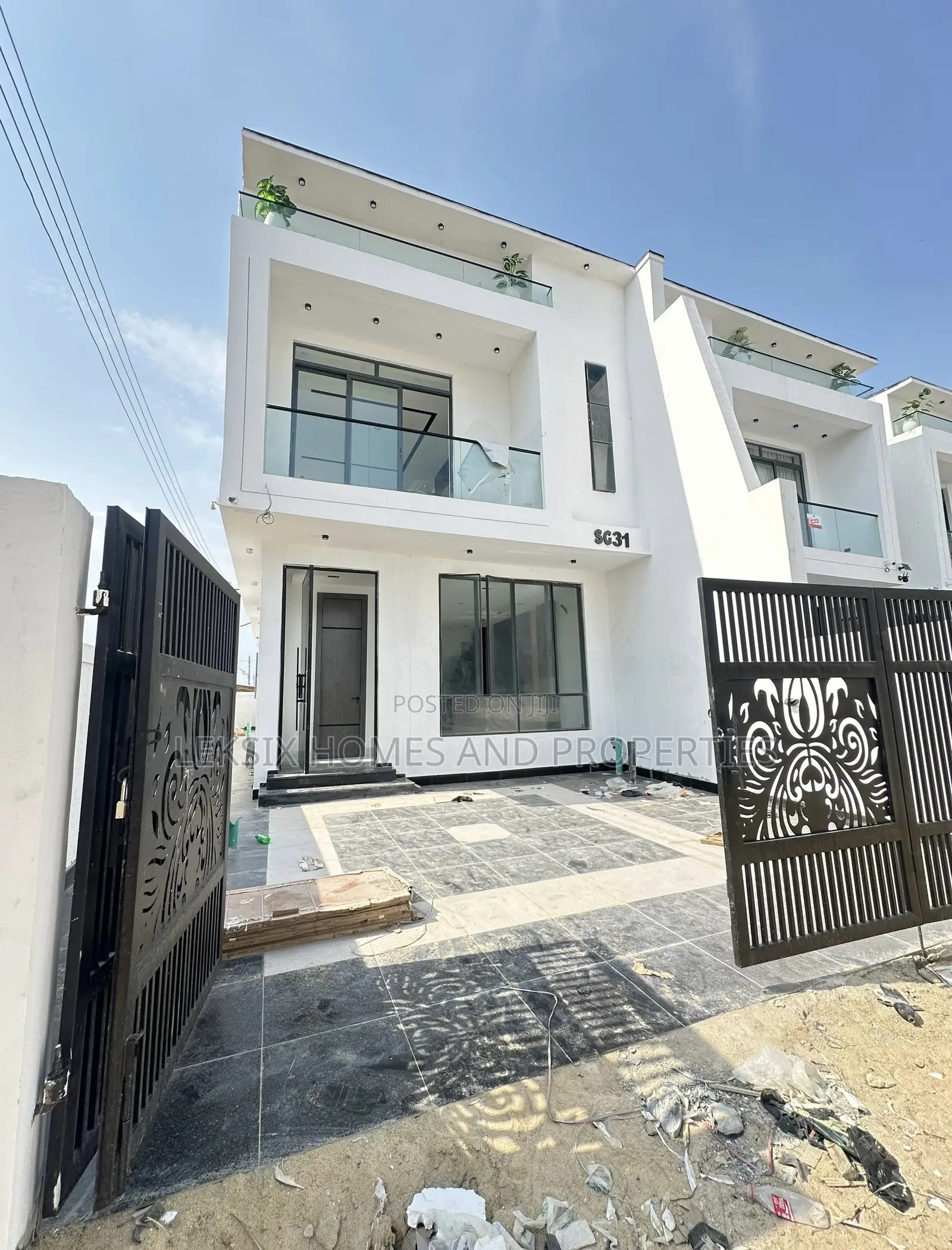 5bdrm Duplex in A Well Secured, Chevron for sale in Chevron