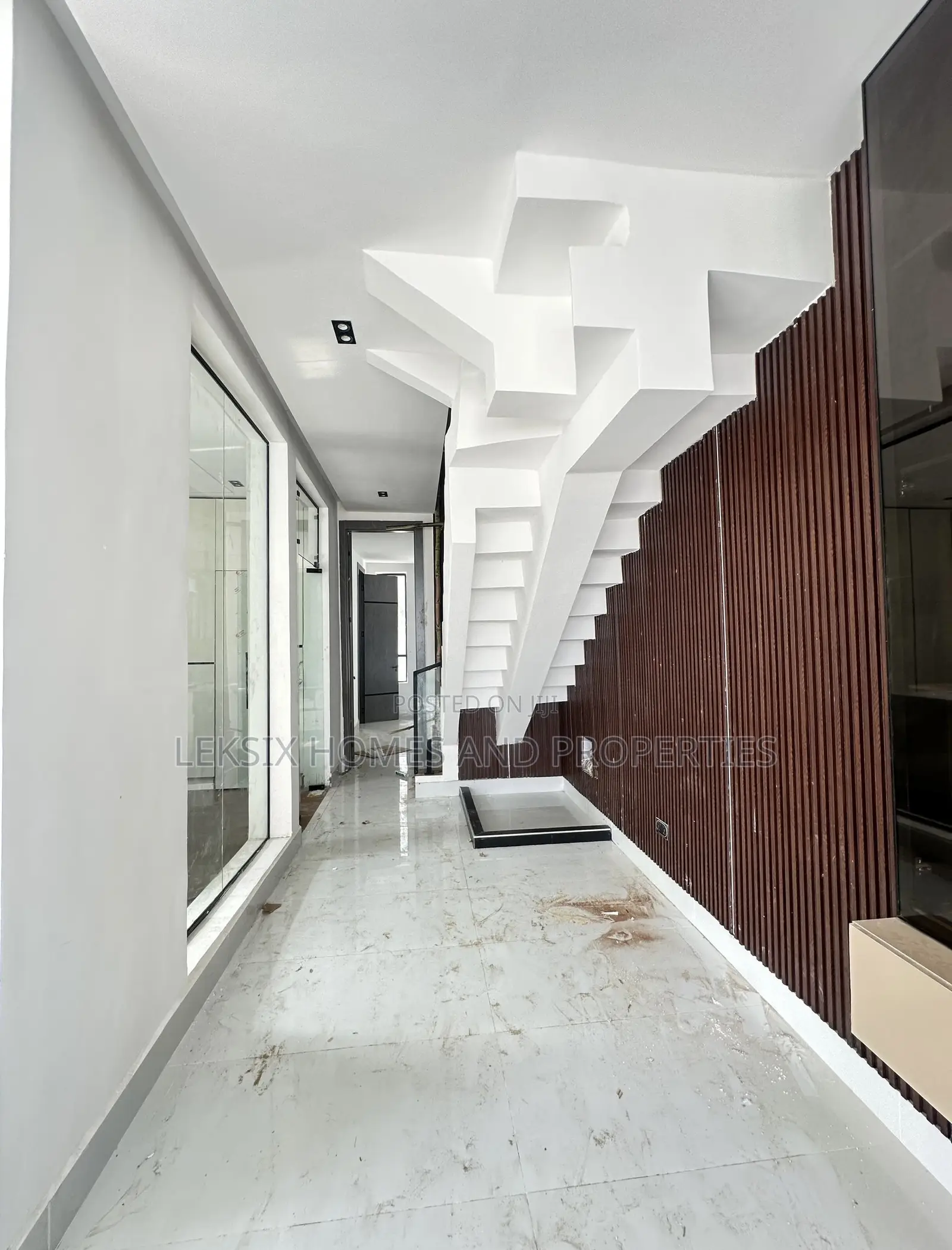 5bdrm Duplex in A Well Secured, Chevron for sale in Chevron