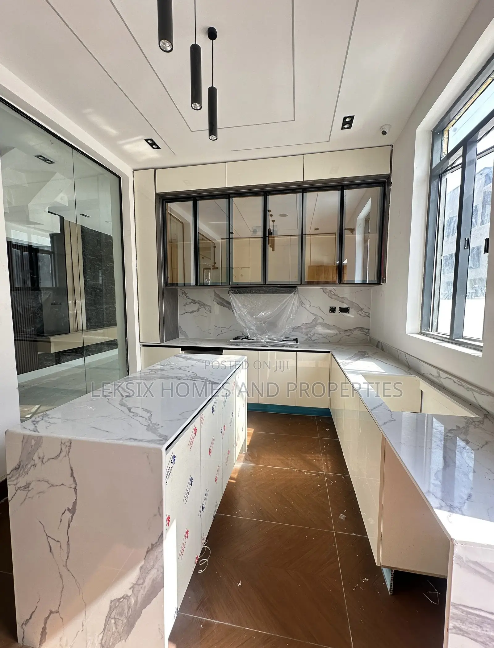 5bdrm Duplex in A Well Secured, Chevron for sale in Chevron