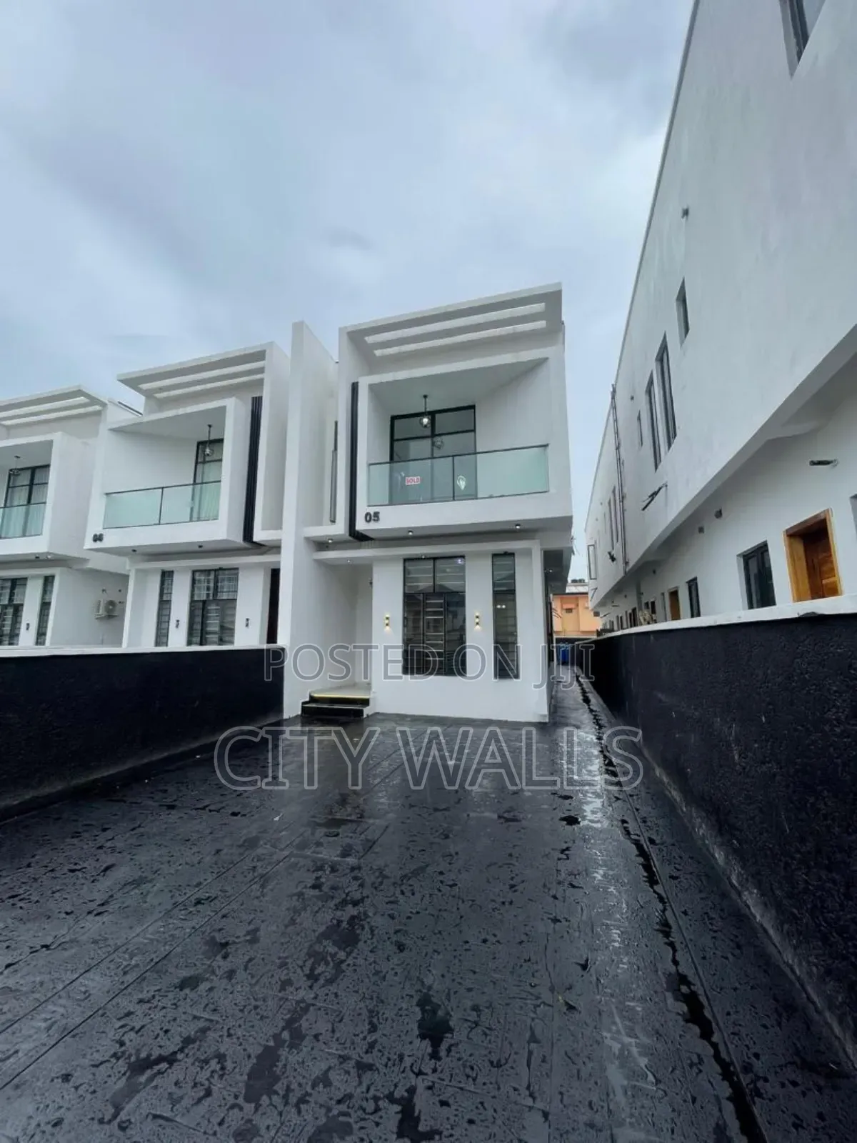 4bdrm Duplex in Idado for rent in Idado