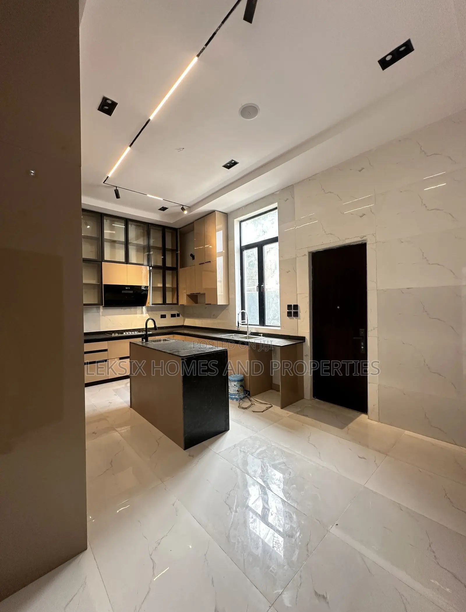 5bdrm Duplex in A Well Secured, Chevron for sale in Chevron