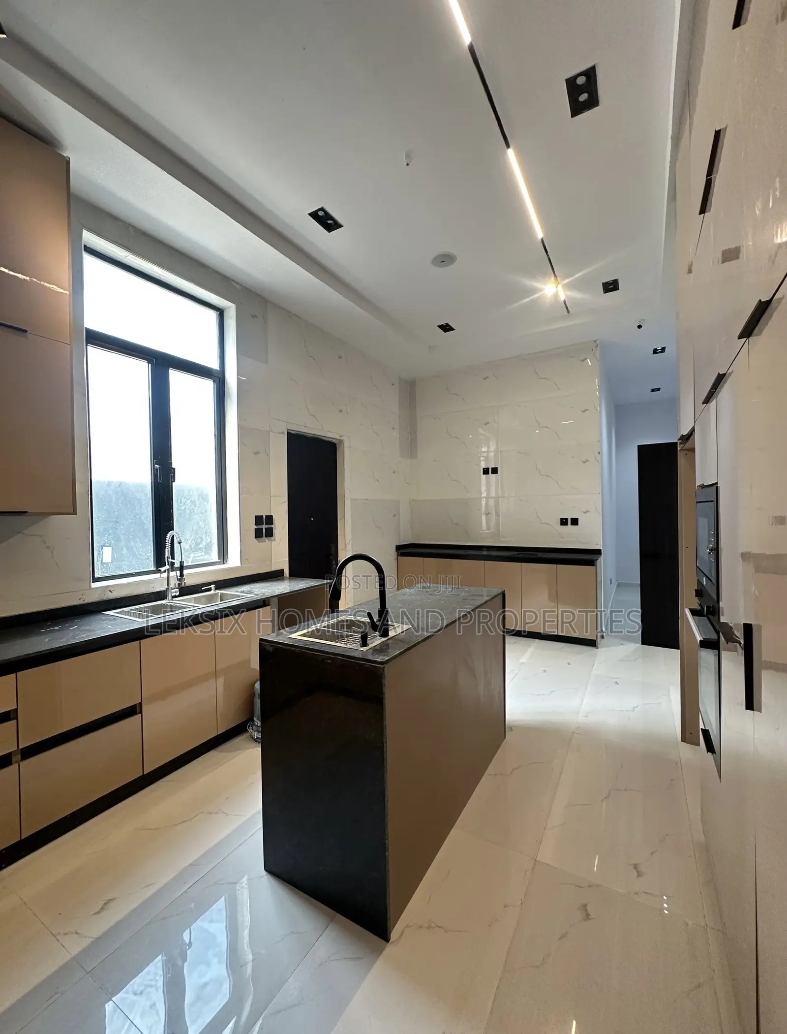 5bdrm Duplex in A Well Secured, Chevron for sale in Chevron