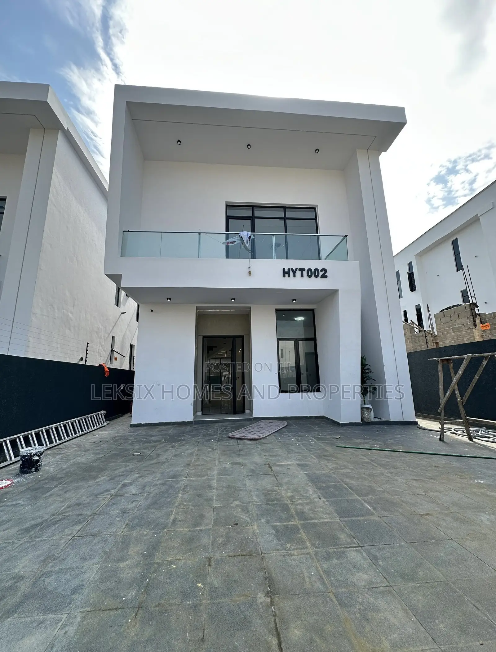 5bdrm Duplex in A Well Secured, Chevron for sale in Chevron
