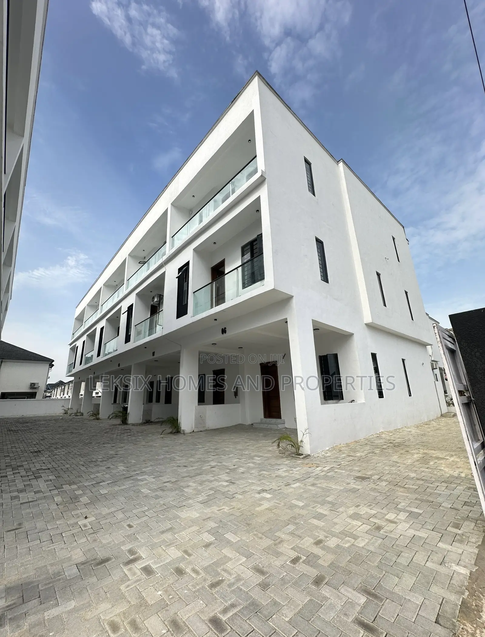 4bdrm Townhouse/Terrace in A Well Secured, Lekki Phase 2 for sale in Lekki Phase 2