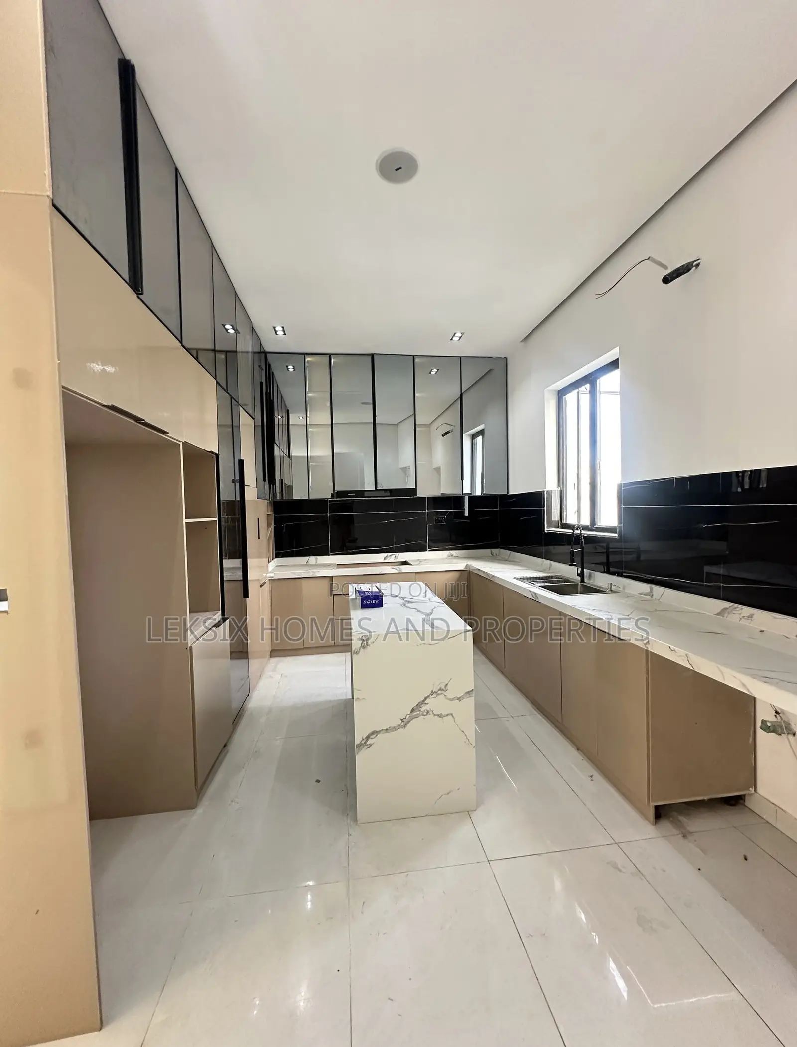 5bdrm Duplex in A Well Secured, Lekki Phase 2 for sale in Lekki Phase 2