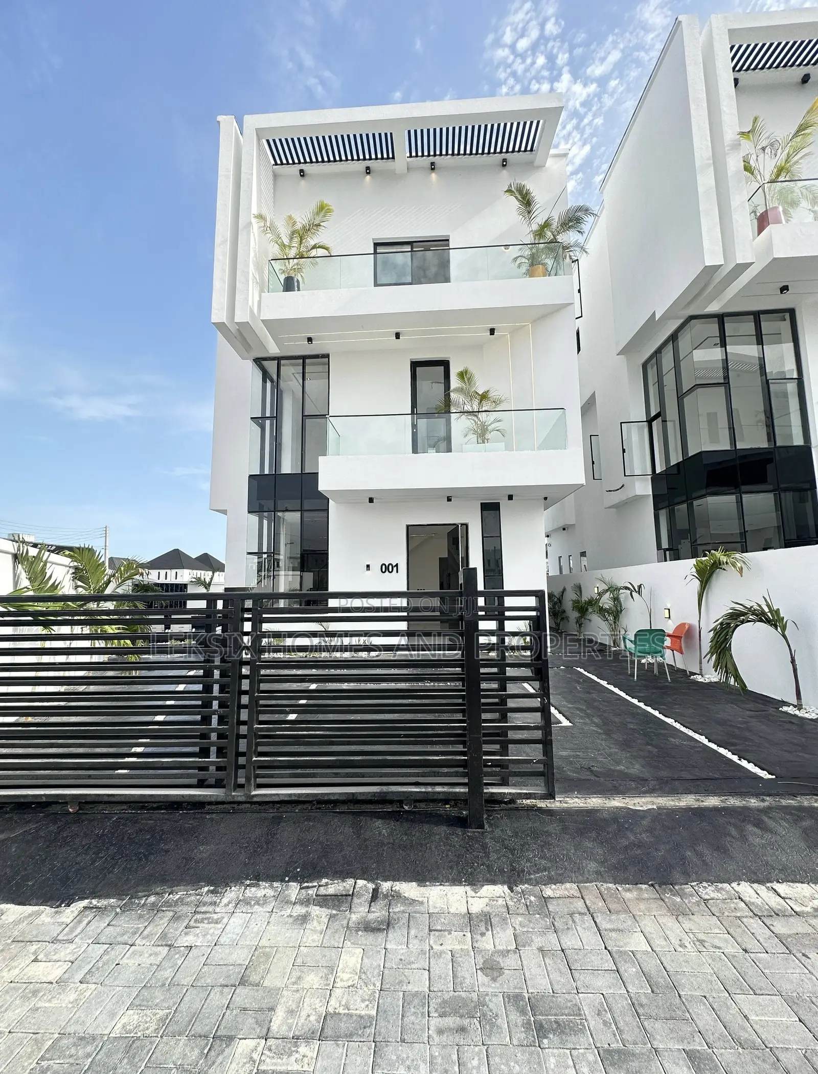 5bdrm Duplex in A Well Secured, Lekki Phase 2 for sale in Lekki Phase 2
