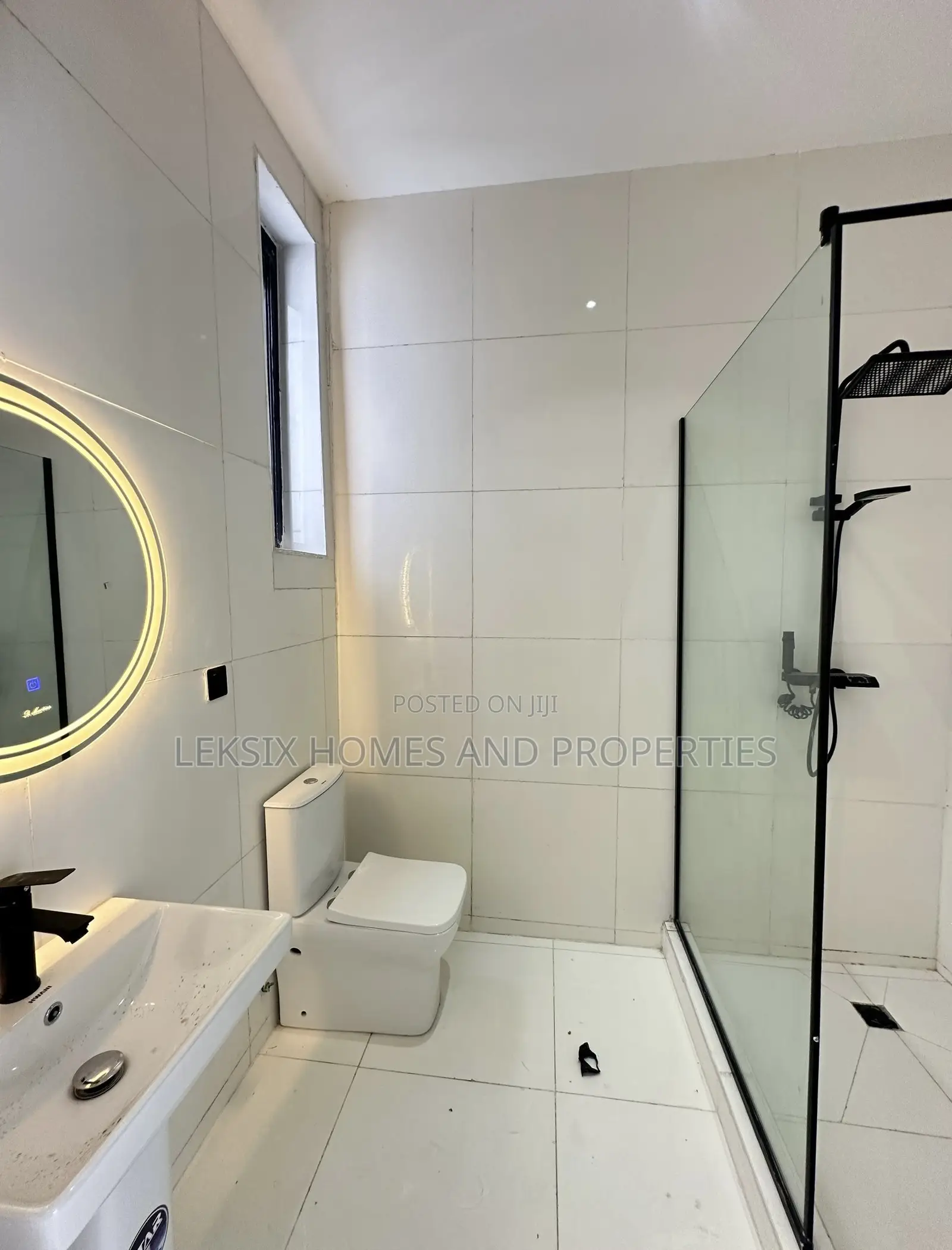 5bdrm Duplex in A Well Secured, Lekki Phase 2 for sale in Lekki Phase 2