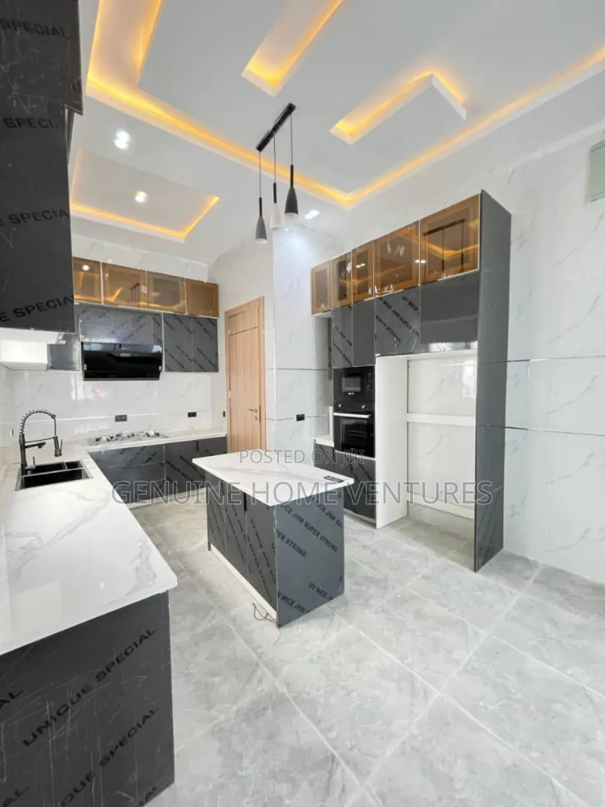 4bdrm Duplex in Chevron for sale in Chevron