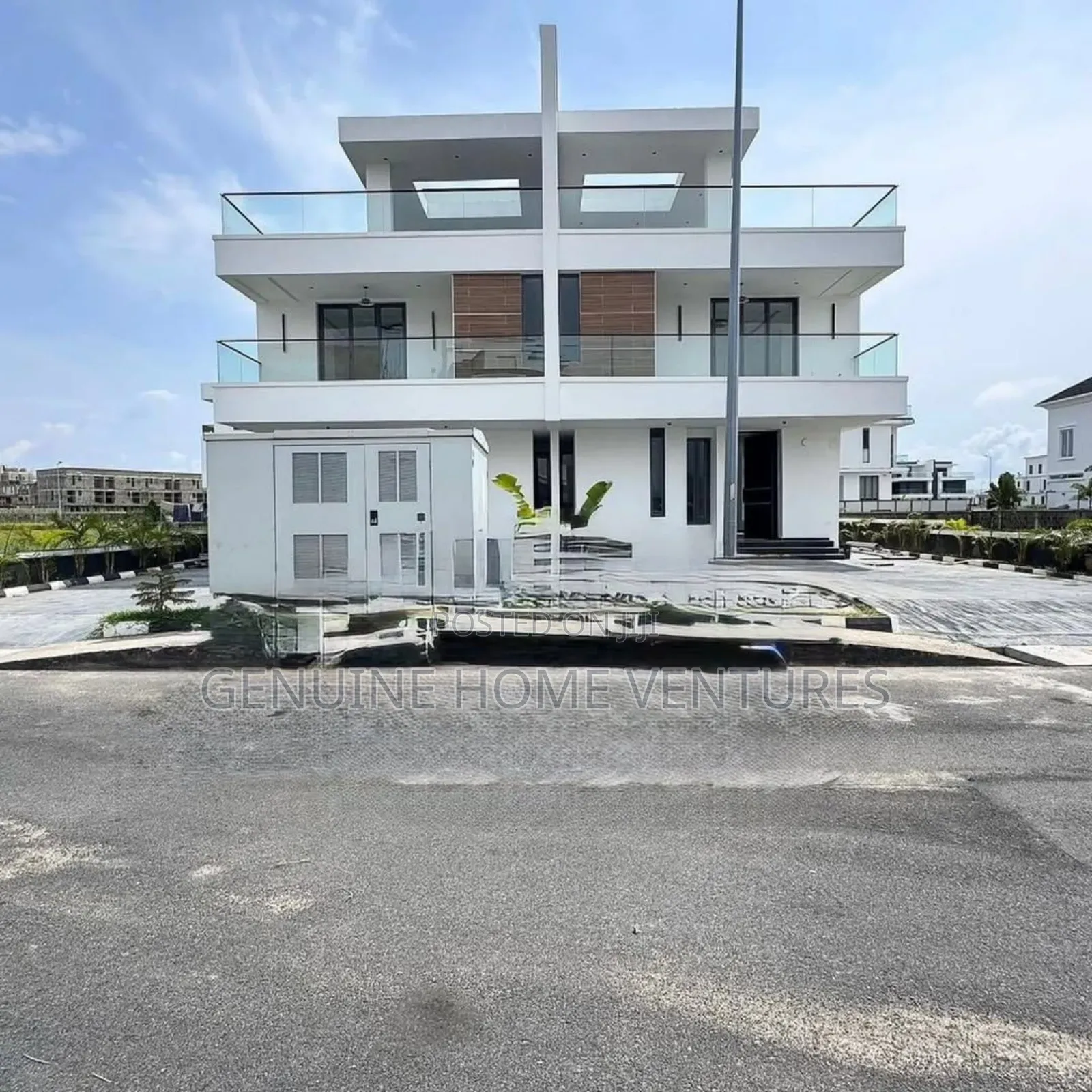 5bdrm Duplex in Cowrie Creek Estate for sale in Ikate