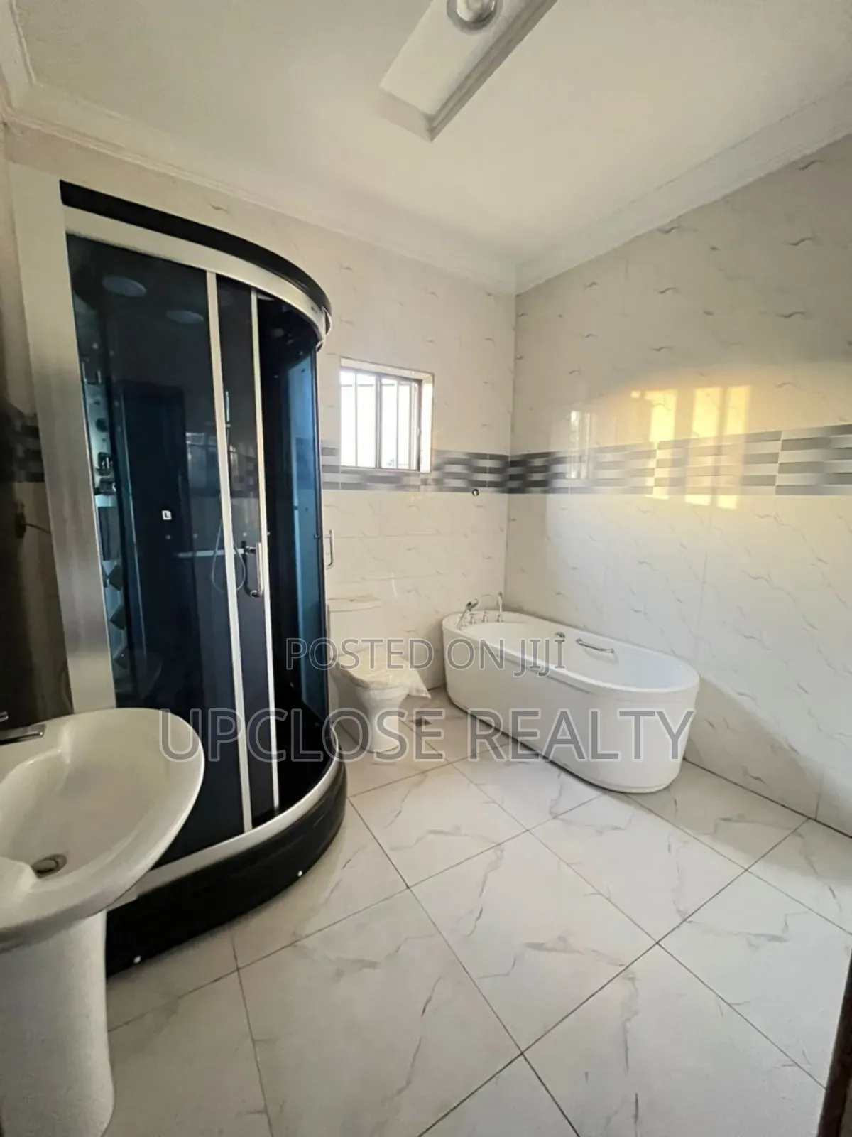 5bdrm Duplex in Kaura for sale in Kaura