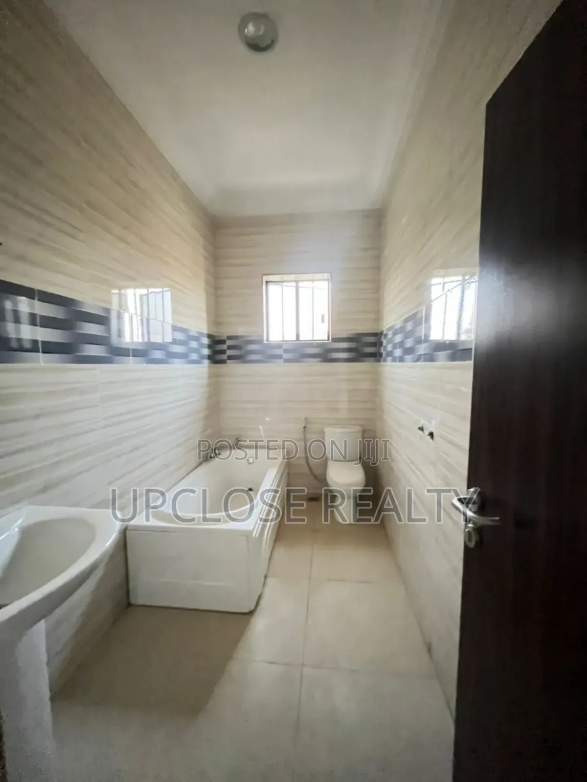 5bdrm Duplex in Kaura for sale in Kaura