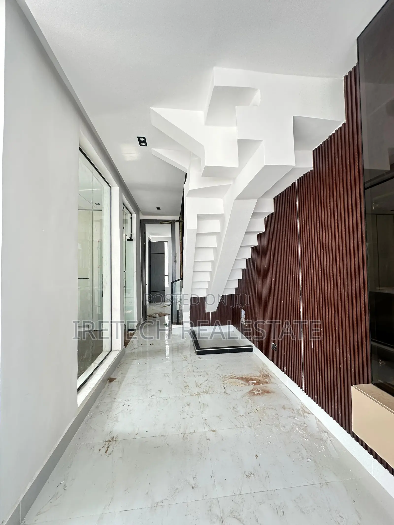 5bdrm Duplex in Chevron In A Call To for sale in Chevron