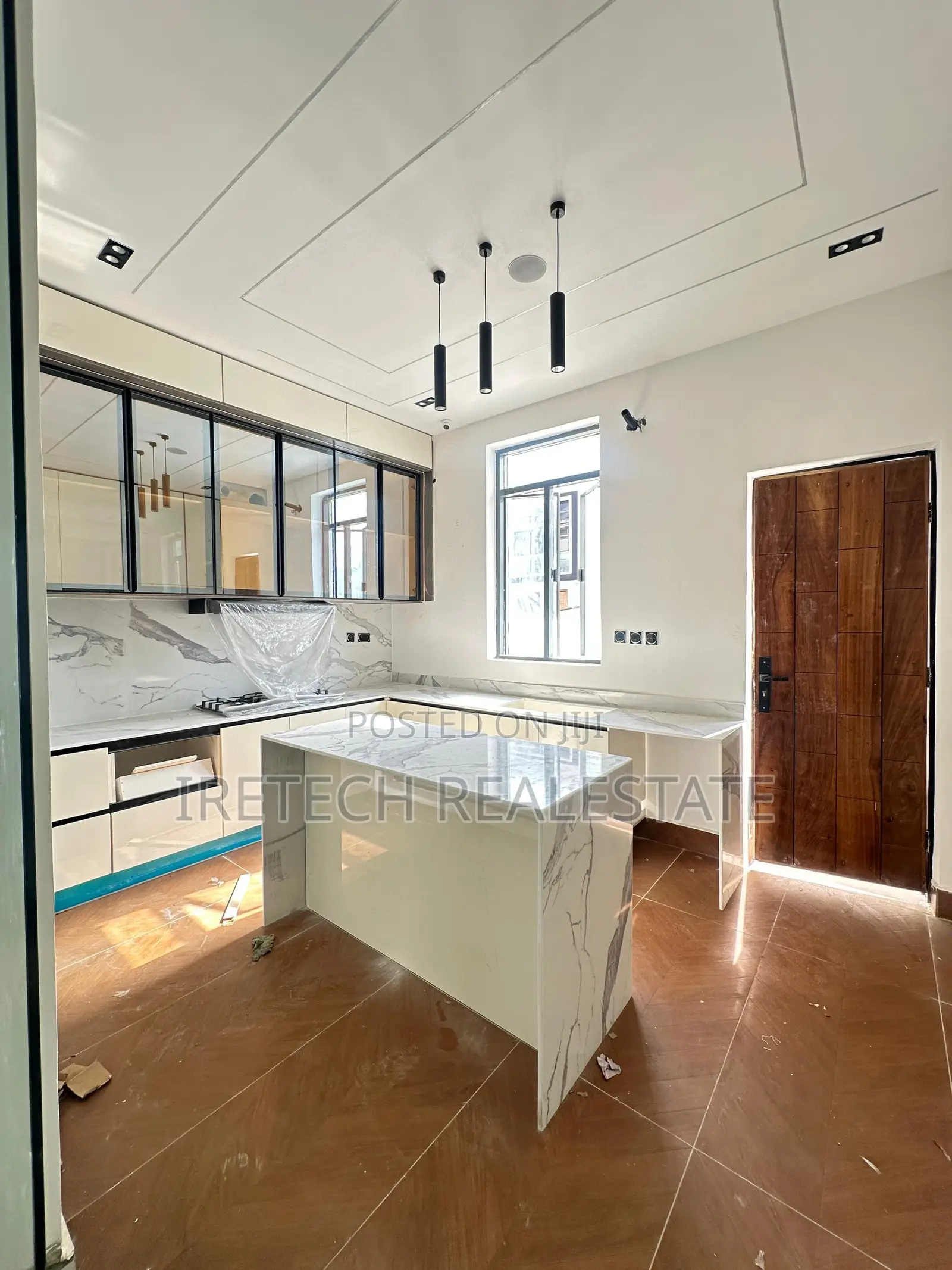 5bdrm Duplex in Chevron In A Call To for sale in Chevron