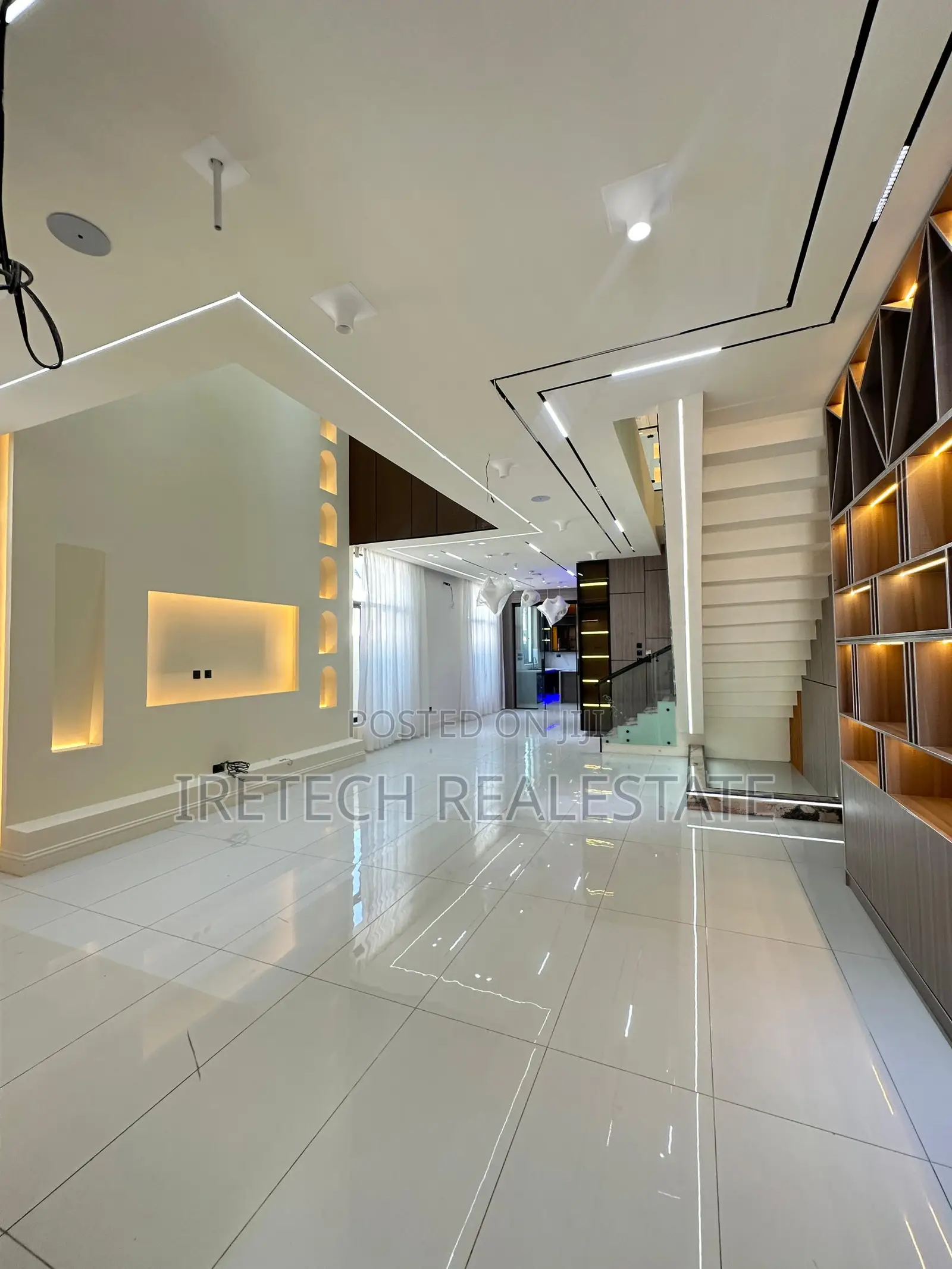 5bdrm Duplex in Orchid In A Gated, Chevron for sale in Chevron