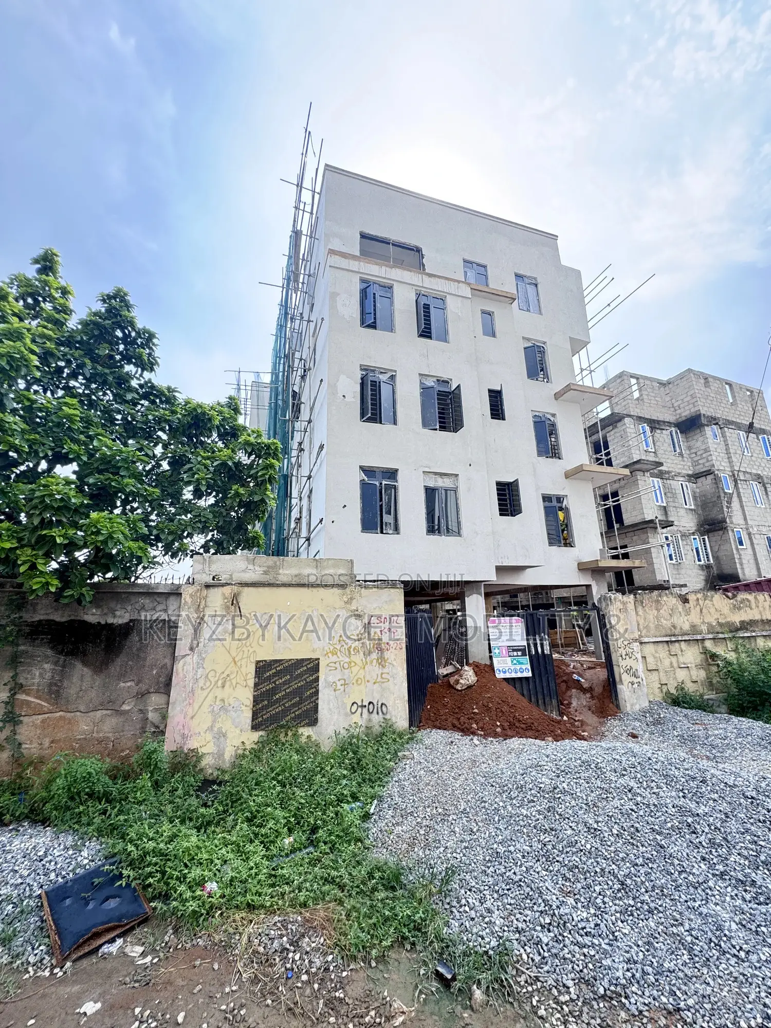 3bdrm Apartment in Shonibare Estate, Ikeja for sale in Ikeja