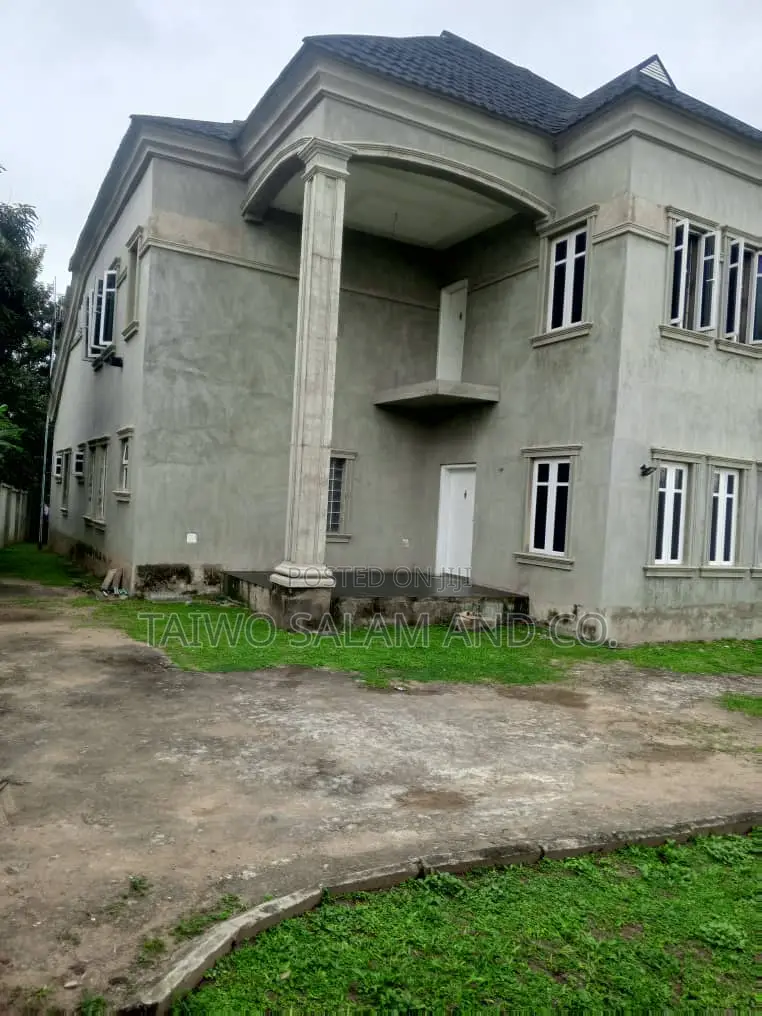 3bdrm Duplex in Alalubosa for sale in Alalubosa