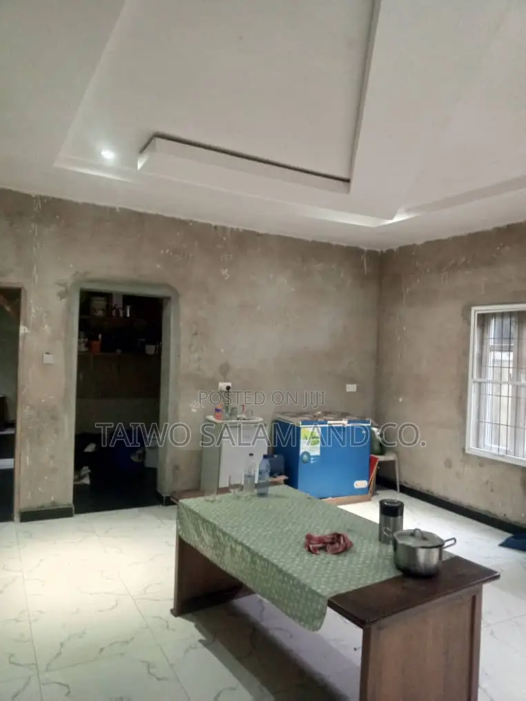 3bdrm Duplex in Alalubosa for sale in Alalubosa