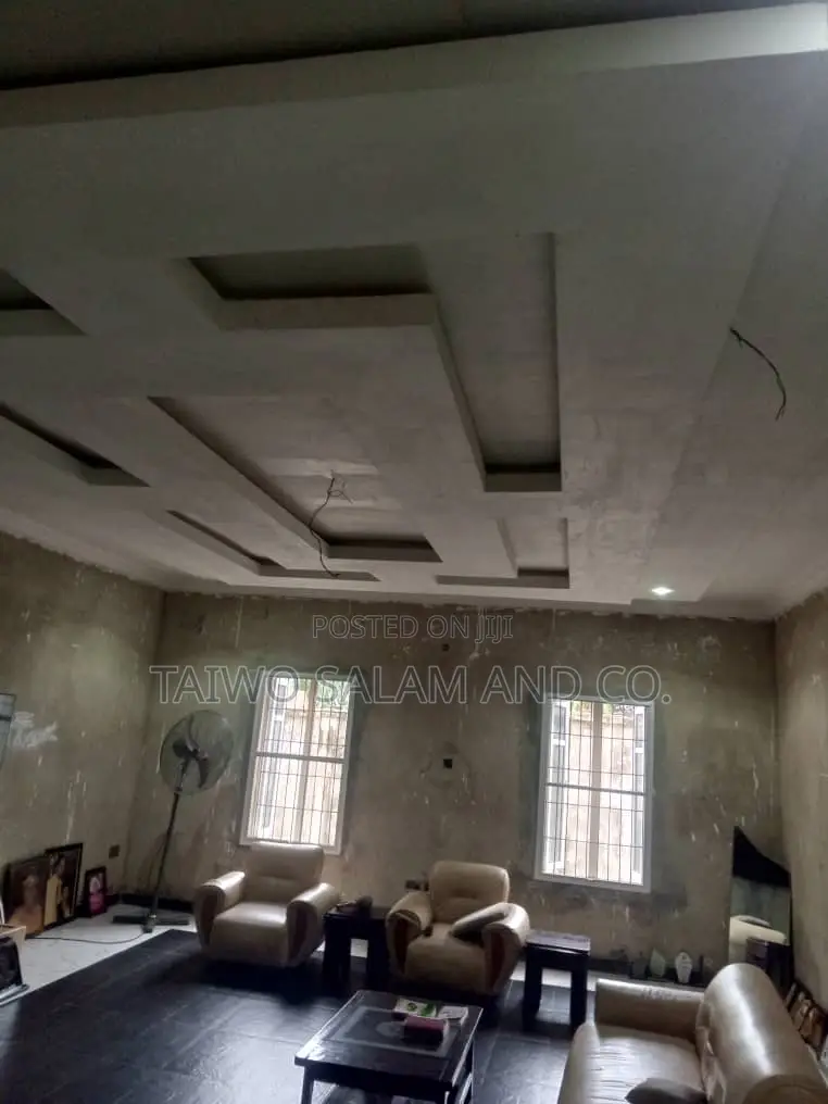 3bdrm Duplex in Alalubosa for sale in Alalubosa
