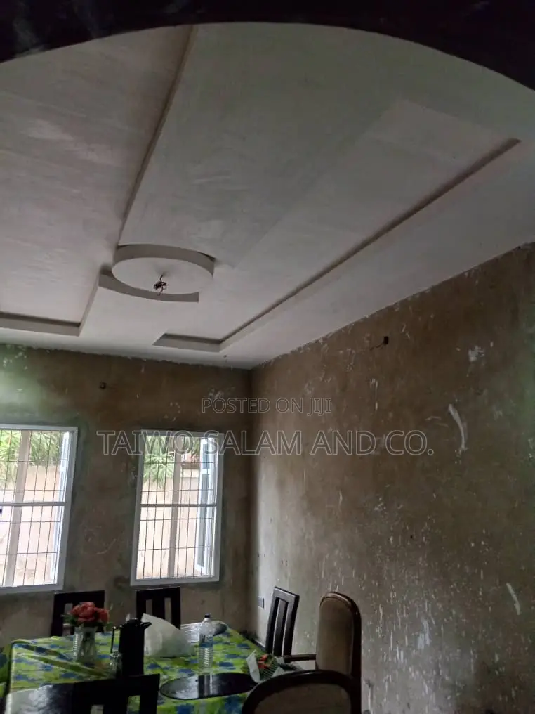 3bdrm Duplex in Alalubosa for sale in Alalubosa