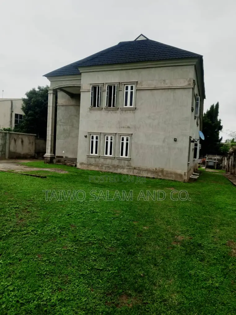 3bdrm Duplex in Alalubosa for sale in Alalubosa