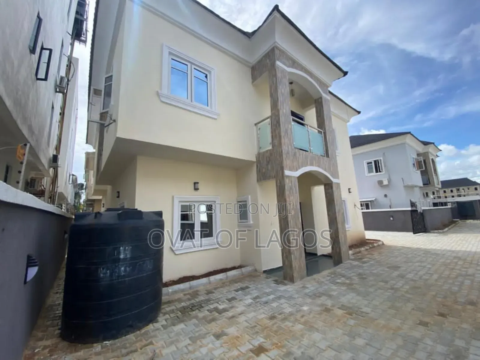 5bdrm Duplex in Chevron for sale in Chevron