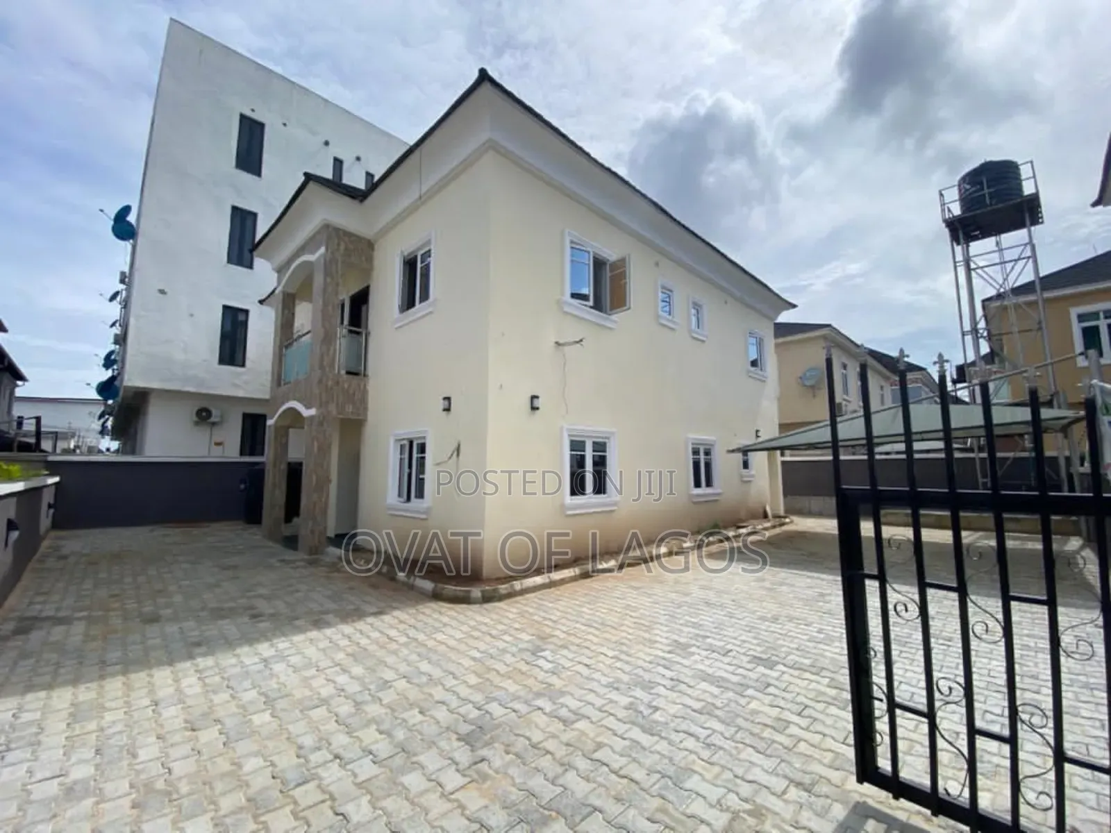 5bdrm Duplex in Chevron for sale in Chevron