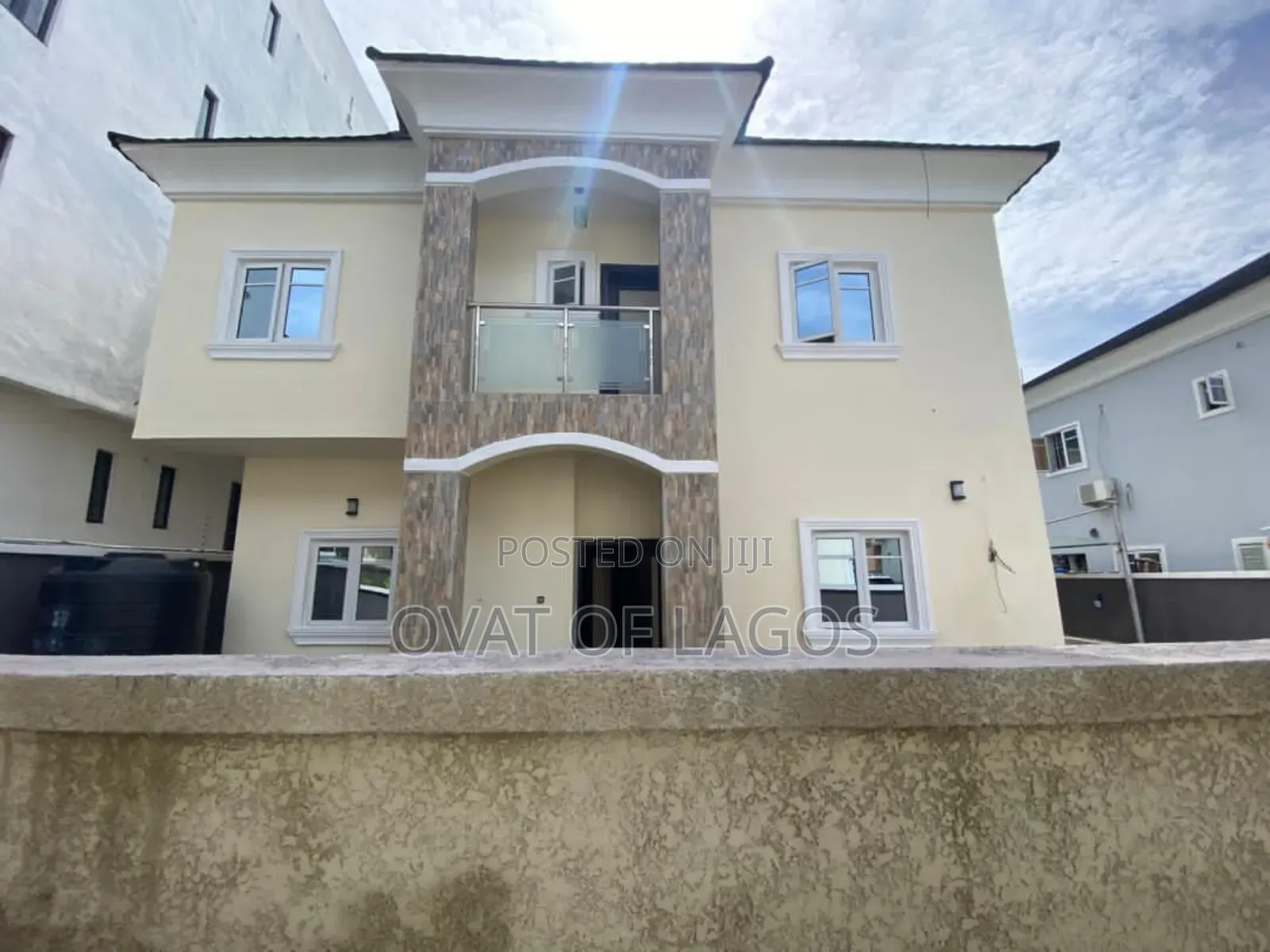 5bdrm Duplex in Chevron for sale in Chevron