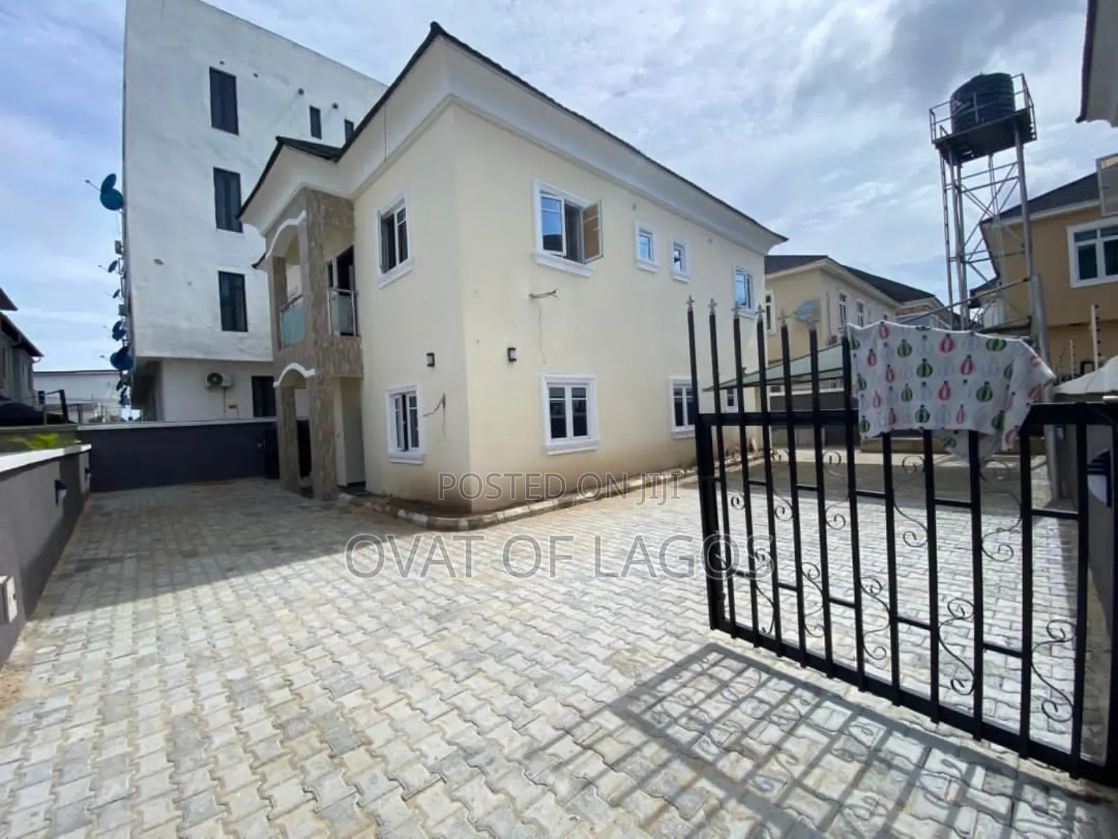 5bdrm Duplex in Chevron for sale in Chevron