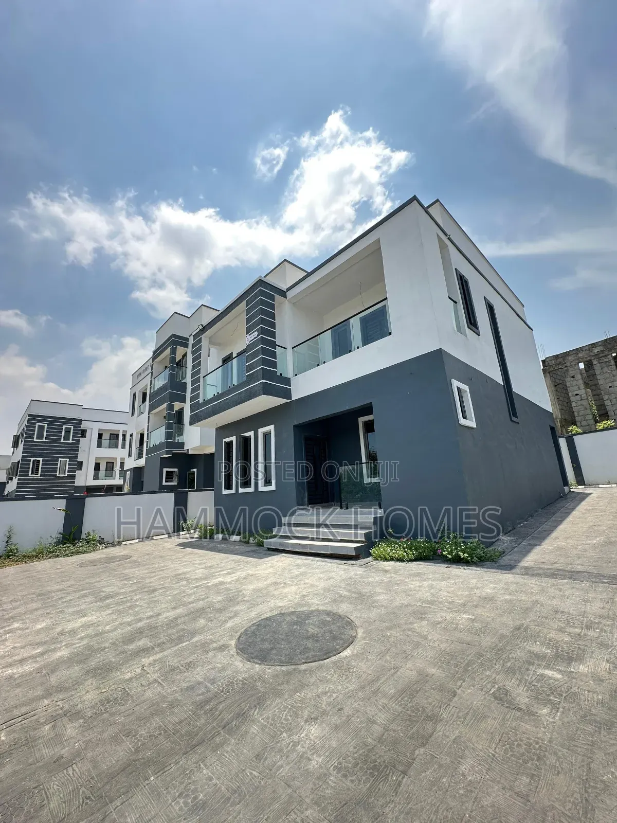3bdrm Duplex in Chief Lateef Oyelade, Oluyole Estate for sale in Oluyole Estate