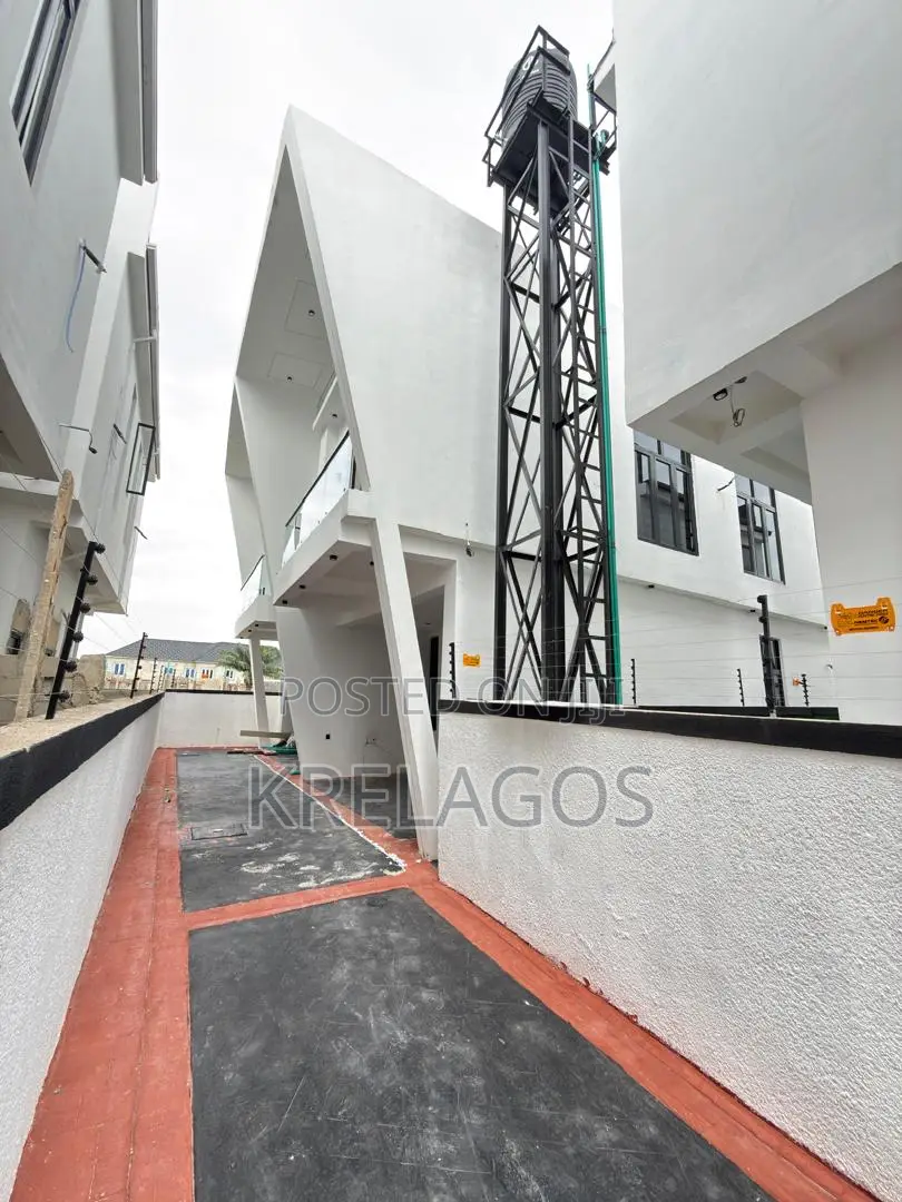 3bdrm Duplex in Ikota for sale in Ikota