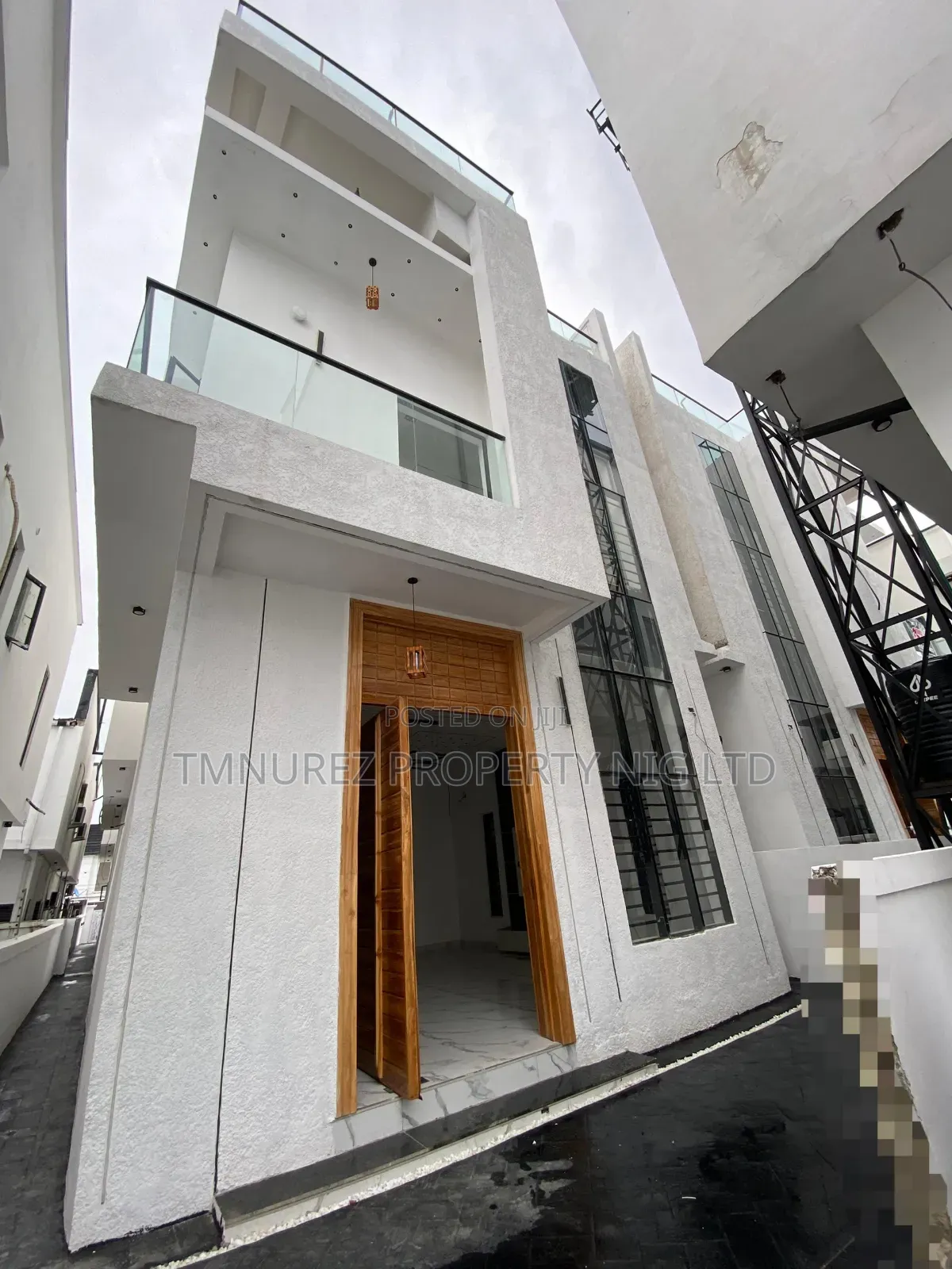 5bdrm Duplex in Chevron for sale in Chevron