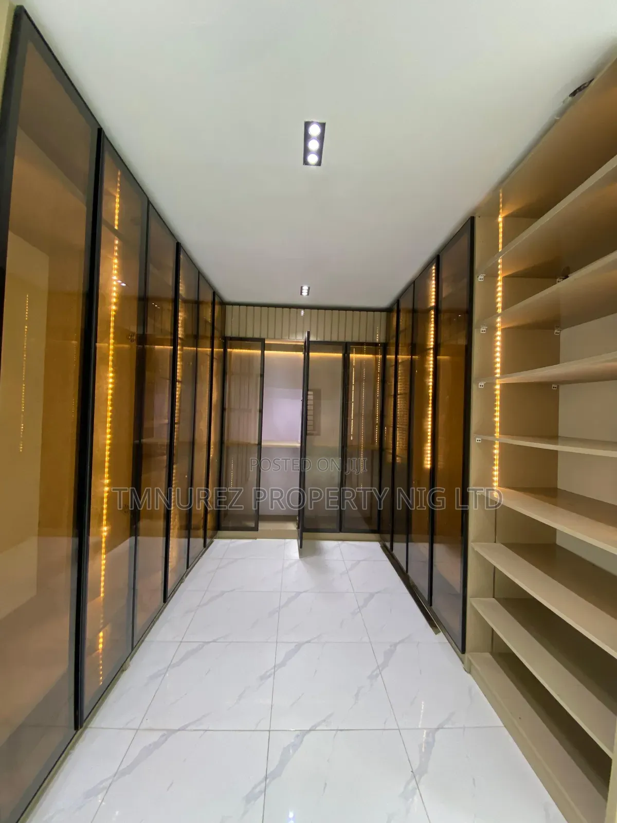5bdrm Duplex in Chevron for sale in Chevron