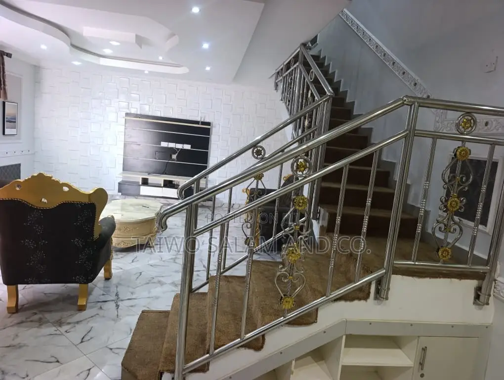 5bdrm Duplex in Oluyole Estate for sale in Oluyole Estate