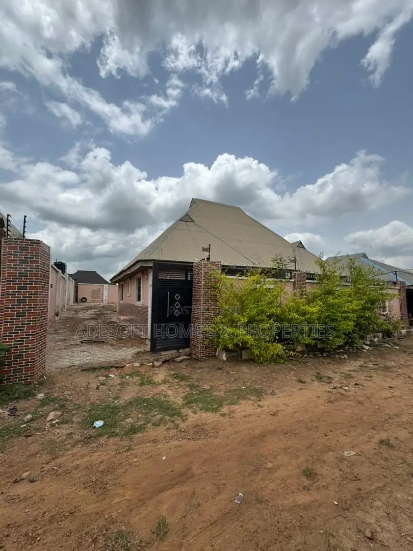 3bdrm Bungalow in Omi Adio for sale in Omi Adio