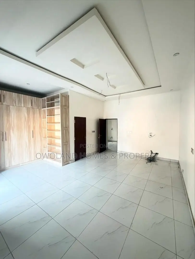 4bdrm Duplex in Chevron for rent in Chevron