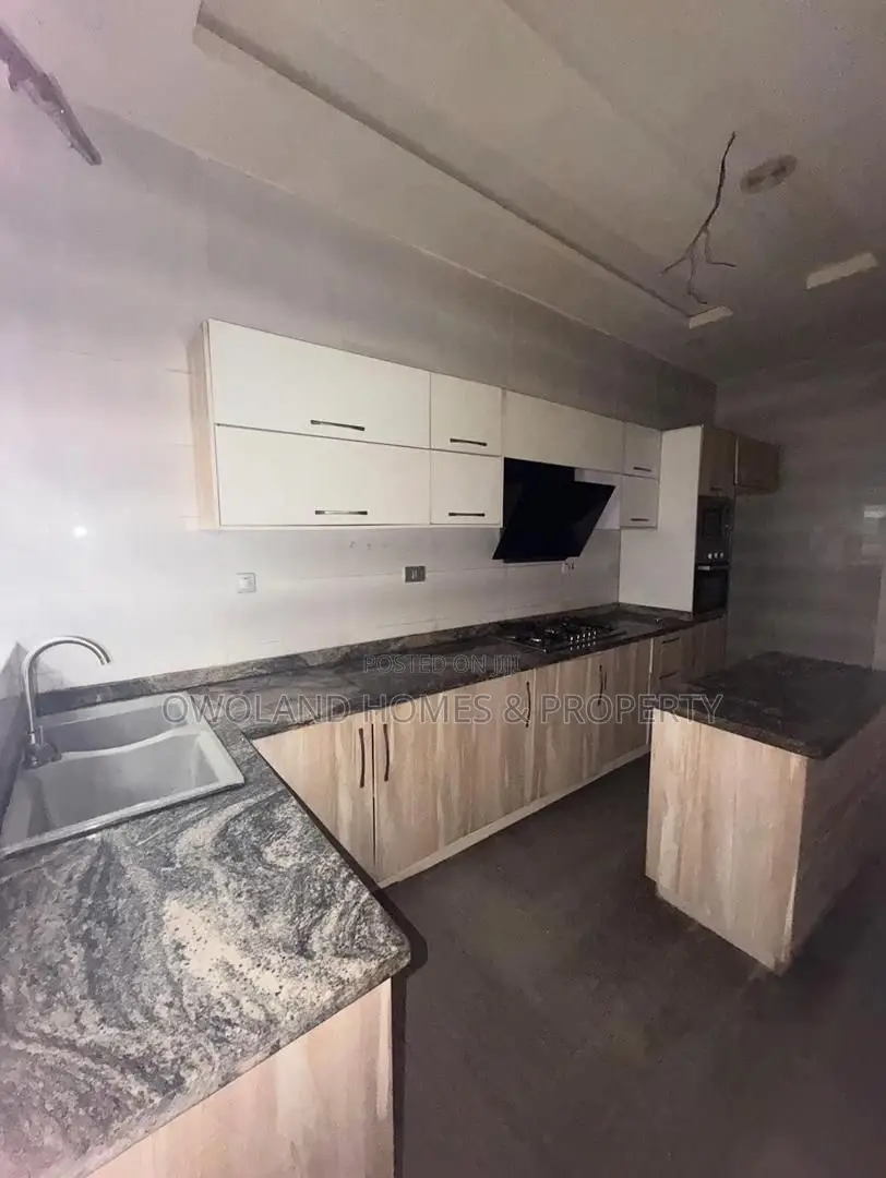4bdrm Duplex in Chevron for rent in Chevron