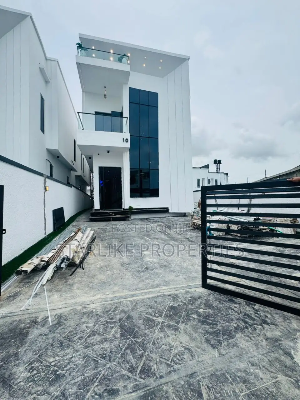 5bdrm Duplex in Chevron for sale in Chevron