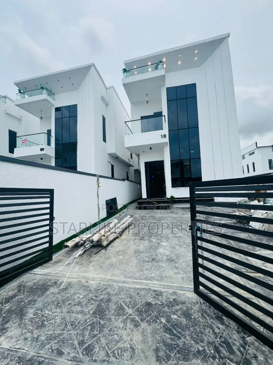 5bdrm Duplex in Chevron for sale in Chevron