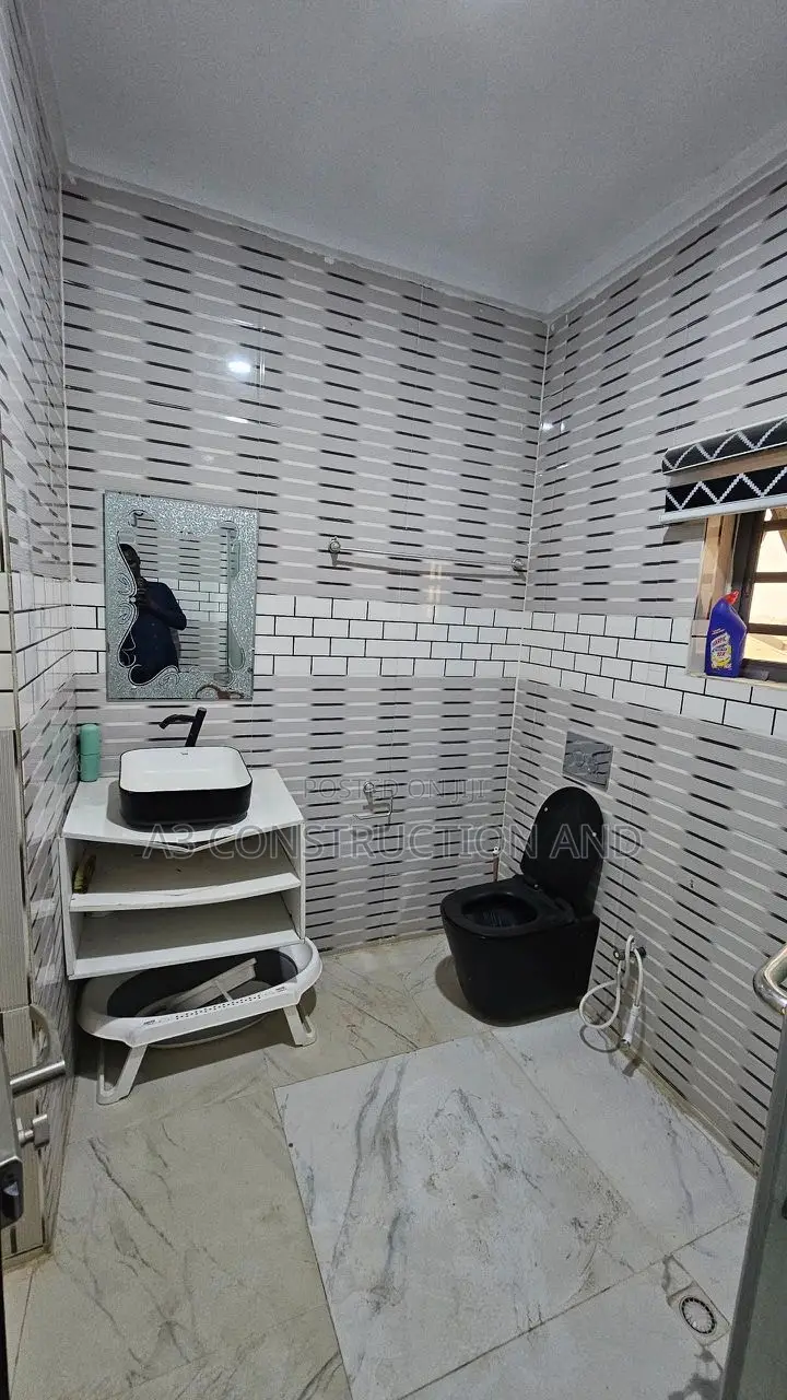 3bdrm Duplex in Onikokoro, Ojurin for rent in Akobo