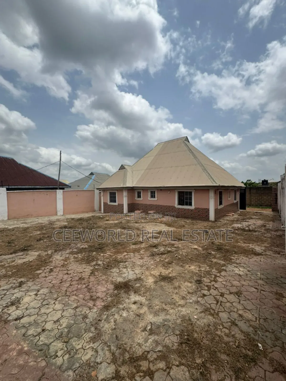 3bdrm Bungalow in Omi Adio Apata for sale in Apata