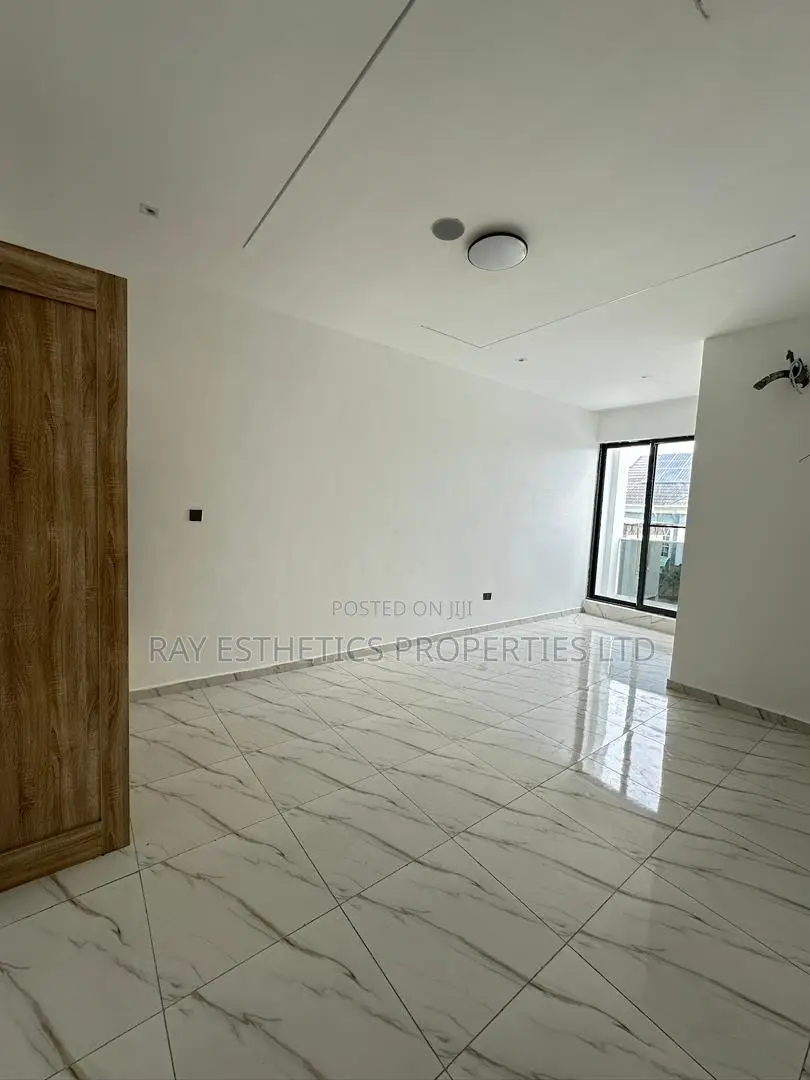 2bdrm Block of Flats in Alpha Beach Road, Igbo-efon for sale in Igbo-efon