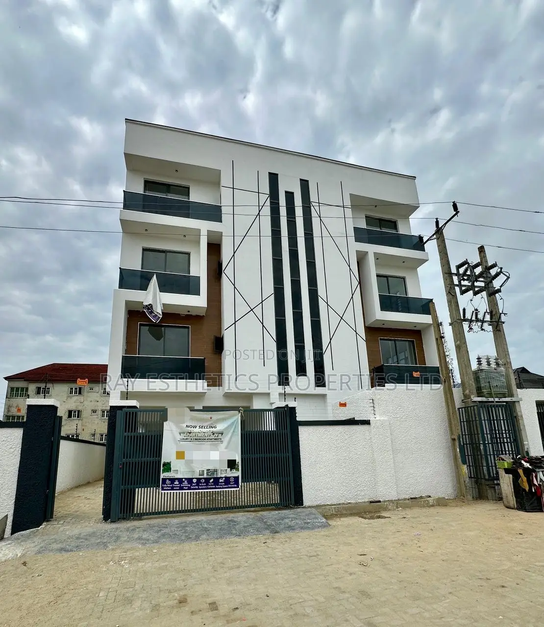 2bdrm Block of Flats in Alpha Beach Road, Igbo-efon for sale in Igbo-efon