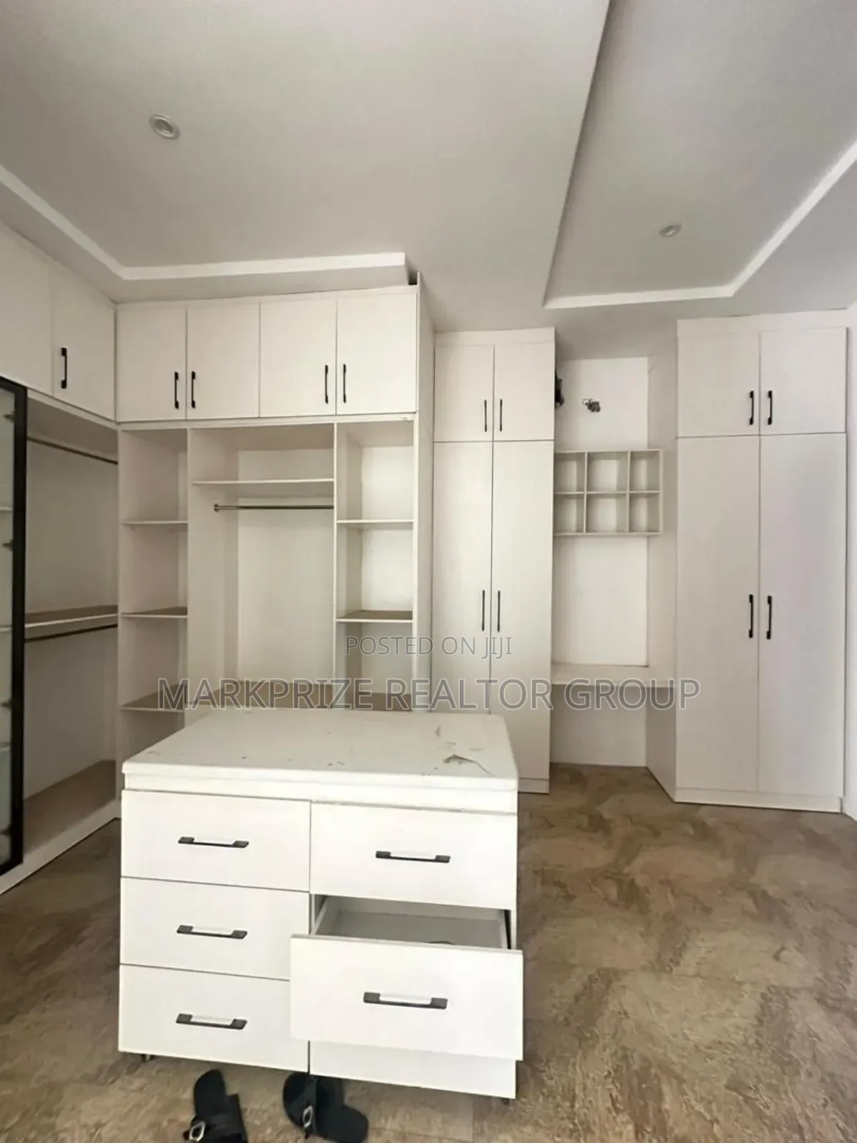 2bdrm Apartment in Surulere Lagos for sale in Papa Ajao / Surulere